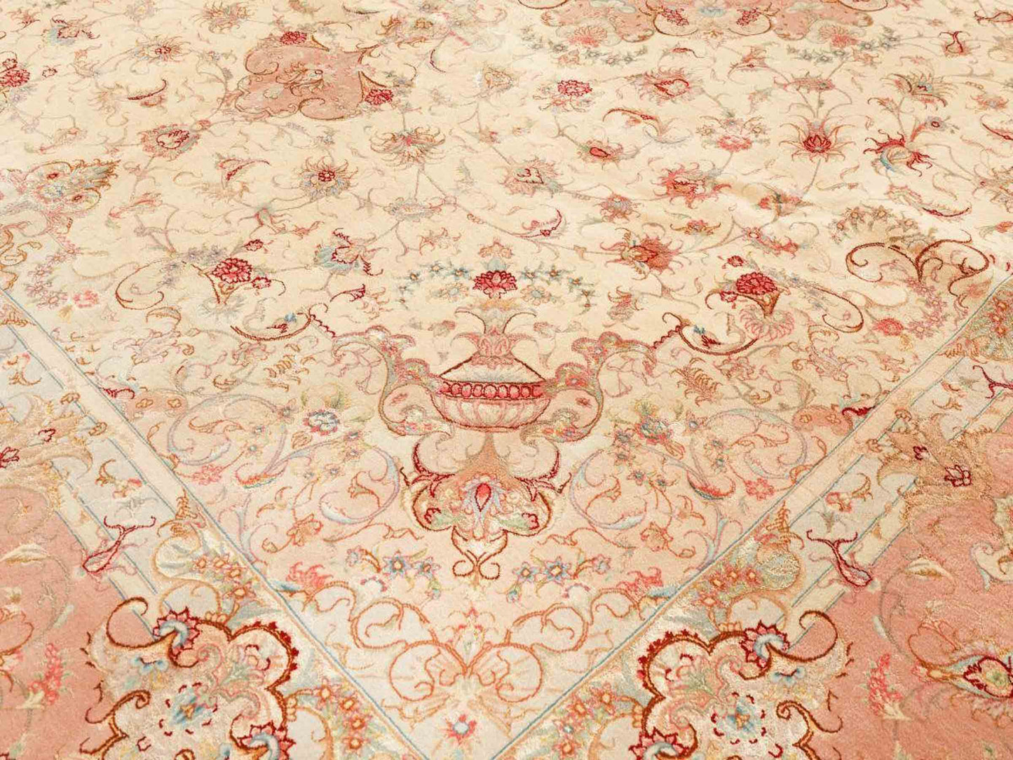 Sehr feiner, handgeknüpfter Täbriz Perserteppich aus Wolle mit Seide von Khademi, creme, rosa. 416x296 cm. Verkauf durch Jupiter Intl.
