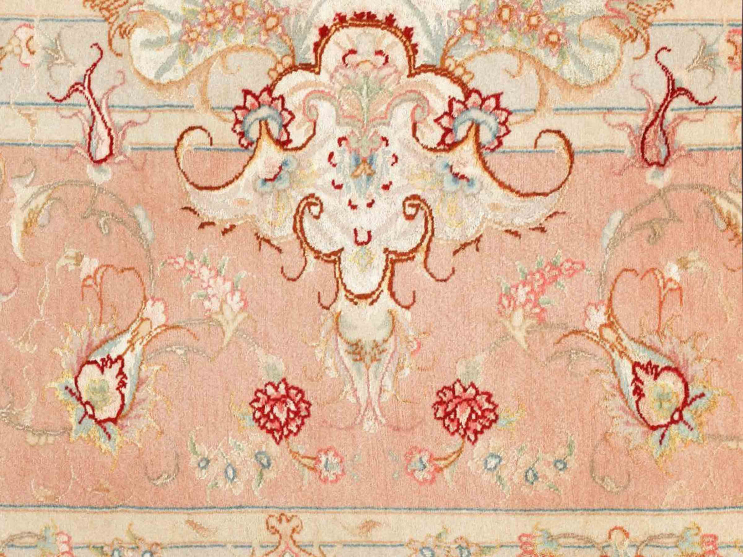 Sehr feiner, handgeknüpfter Täbriz Perserteppich aus Wolle mit Seide von Khademi, creme, rosa. 416x296 cm. Verkauf durch Jupiter Intl.
