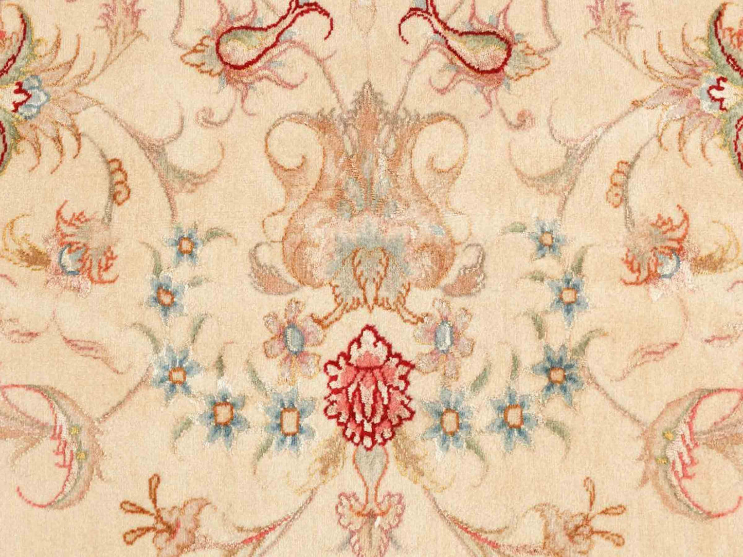 Sehr feiner, handgeknüpfter Täbriz Perserteppich aus Wolle mit Seide von Khademi, creme, rosa. 416x296 cm. Verkauf durch Jupiter Intl.