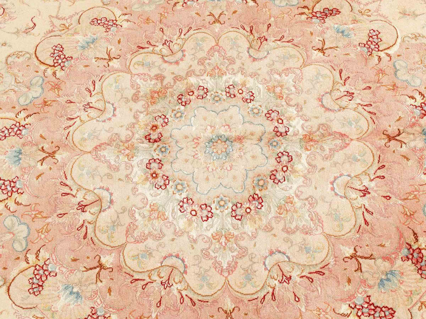 Sehr feiner, handgeknüpfter Täbriz Perserteppich aus Wolle mit Seide von Khademi, creme, rosa. 416x296 cm. Verkauf durch Jupiter Intl.