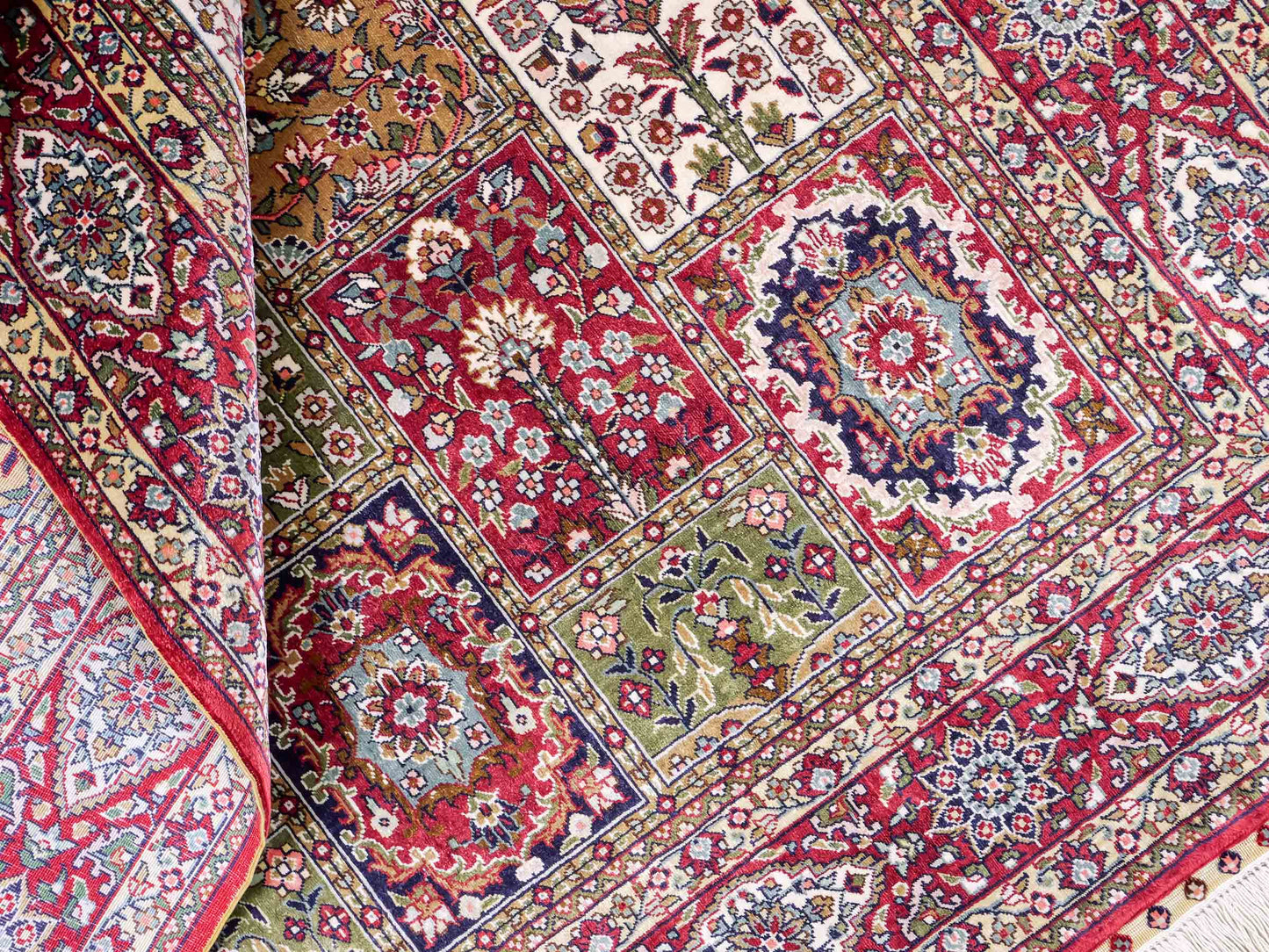 Sehr feiner, handgeknpüfter Khademi Ghom Orientteppich aus Seide, rot. 155x92 cm. Vertrieb druch Jupiter Intl.