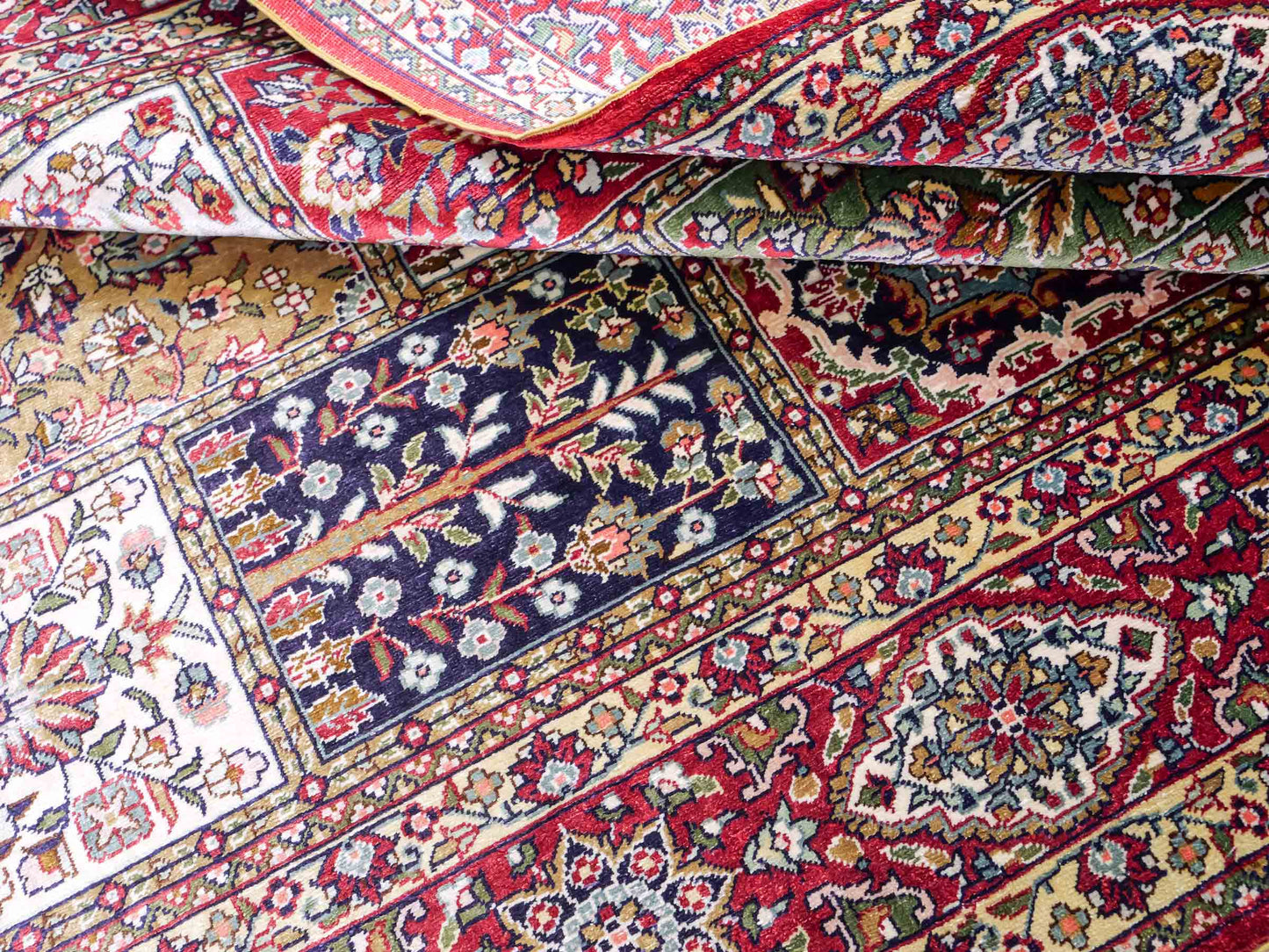 Sehr feiner, handgeknpüfter Khademi Ghom Orientteppich aus Seide, rot. 155x92 cm. Vertrieb druch Jupiter Intl.