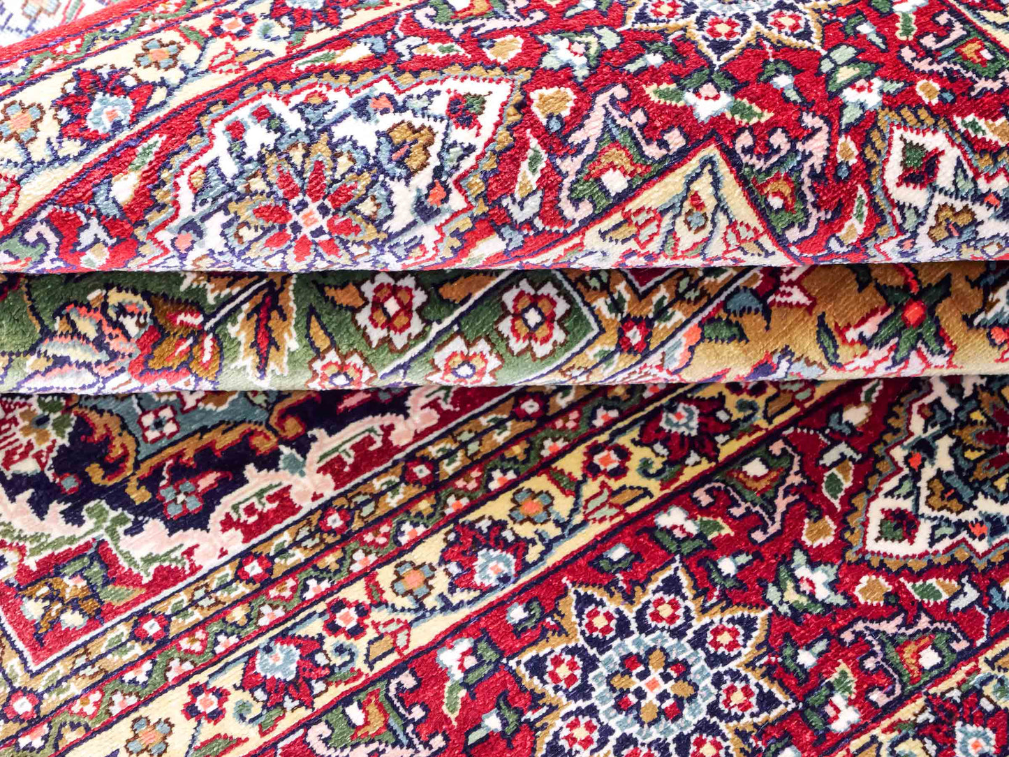 Sehr feiner, handgeknpüfter Khademi Ghom Orientteppich aus Seide, rot. 155x92 cm. Vertrieb druch Jupiter Intl.