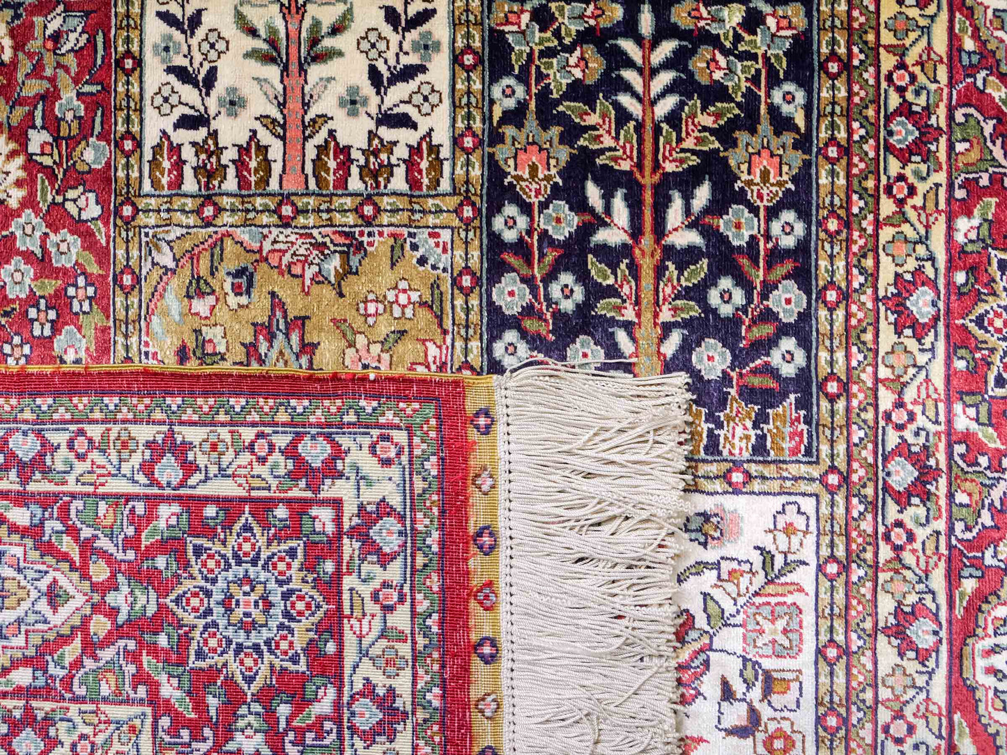 Sehr feiner, handgeknpüfter Khademi Ghom Orientteppich aus Seide, rot. 155x92 cm. Vertrieb druch Jupiter Intl.