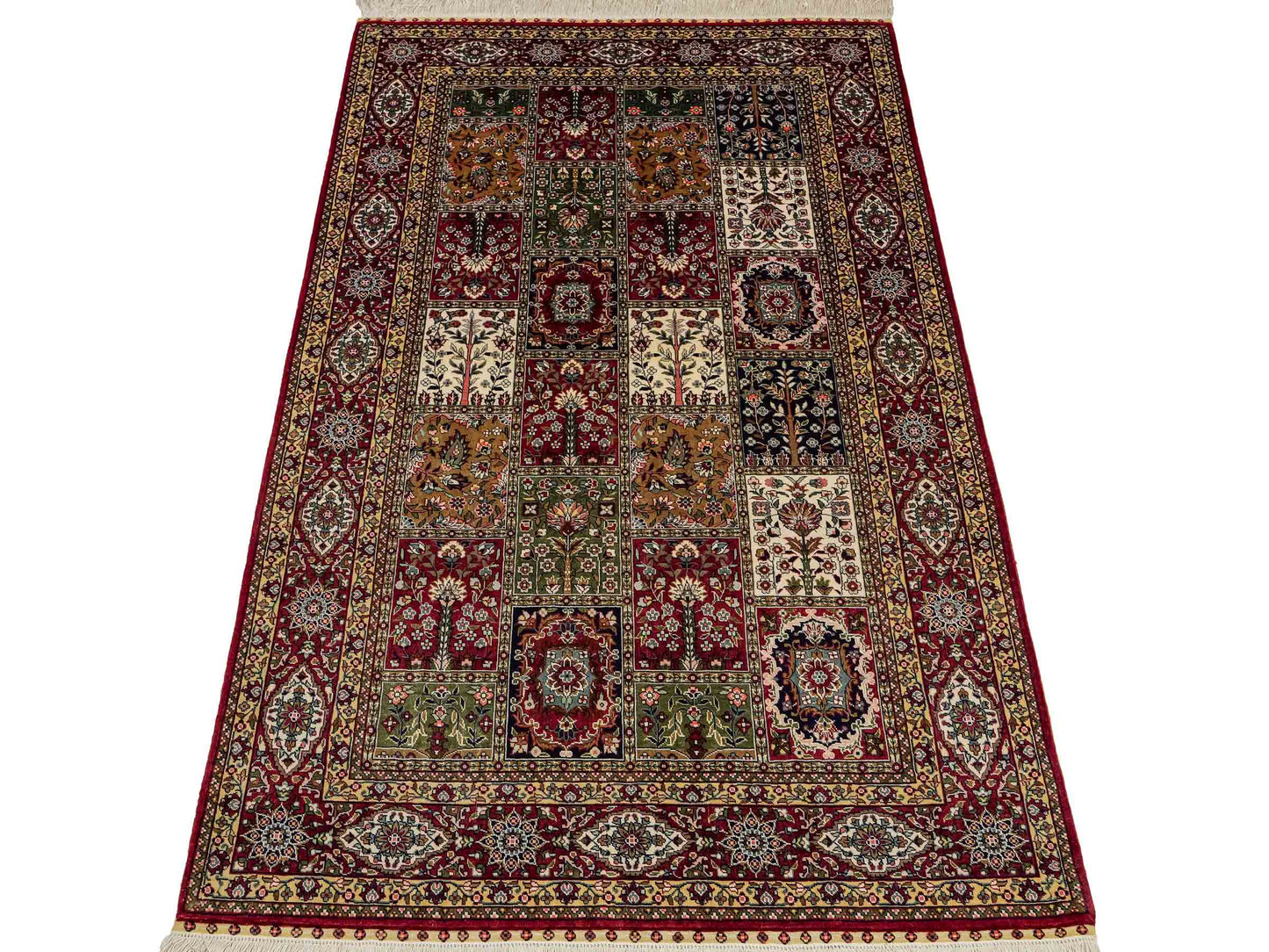 Sehr feiner, handgeknpüfter Khademi Ghom Orientteppich aus Seide, rot. 155x92 cm. Vertrieb druch Jupiter Intl.