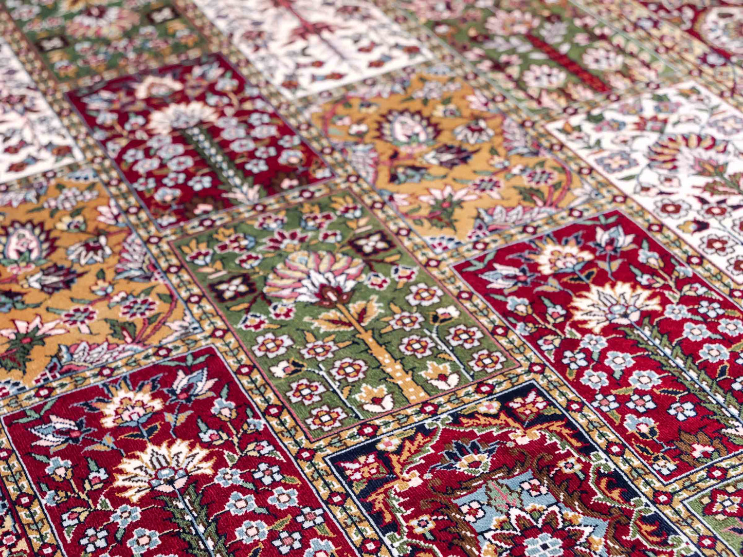 Sehr feiner, handgeknüpfter Khademi Orientteppich mit Ghom Design aus reiner Seide, rot, multicolor. 122x70 cm. Vertrieb durch Jupiter Intl.