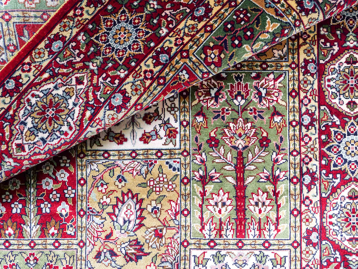 Sehr feiner, handgeknüpfter Khademi Orientteppich mit Ghom Design aus reiner Seide, rot, multicolor. 122x70 cm. Vertrieb durch Jupiter Intl.