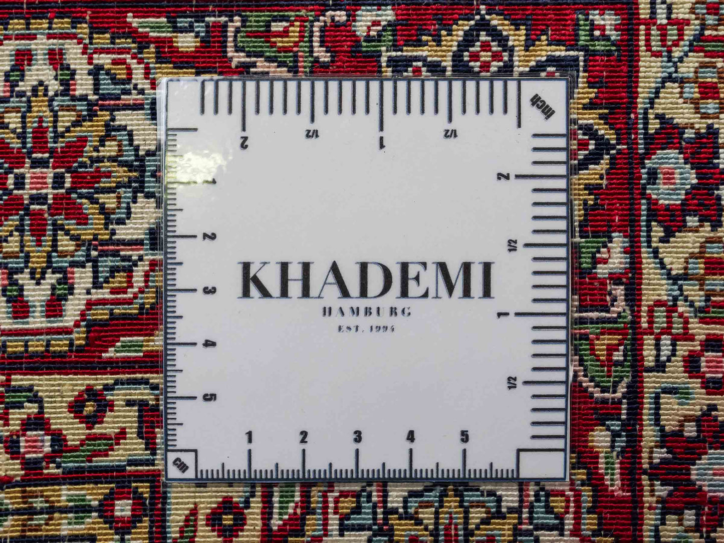 Sehr feiner, handgeknüpfter Khademi Orientteppich mit Ghom Design aus reiner Seide, rot, multicolor. 122x70 cm. Vertrieb durch Jupiter Intl.