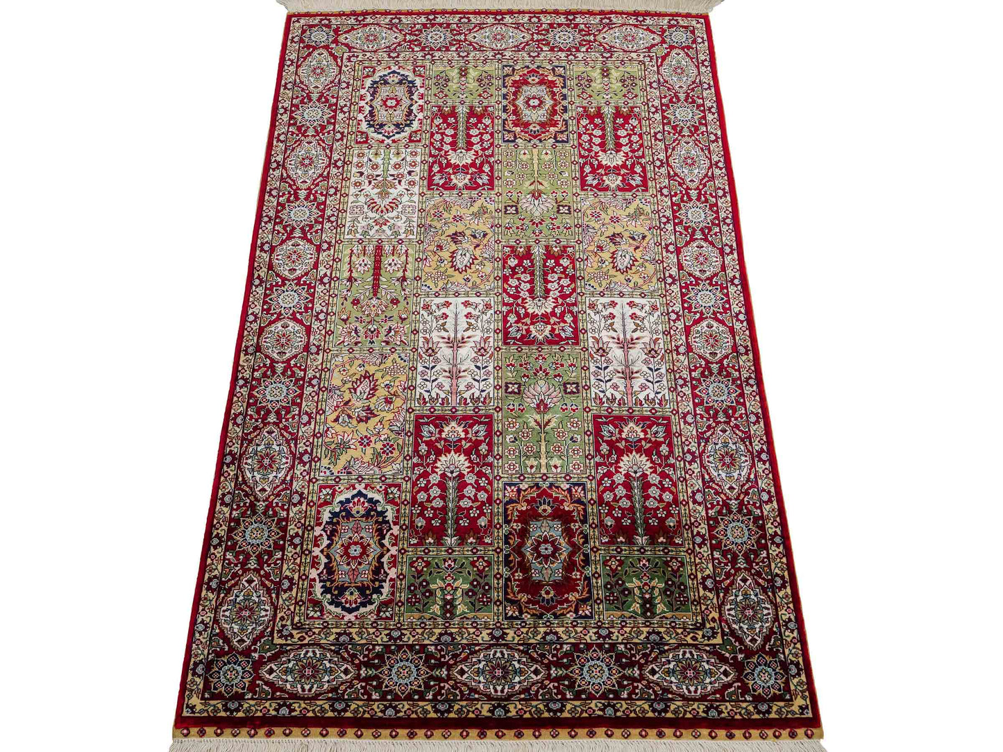 Sehr feiner, handgeknüpfter Khademi Orientteppich mit Ghom Design aus reiner Seide, rot, multicolor. 122x70 cm. Vertrieb durch Jupiter Intl.