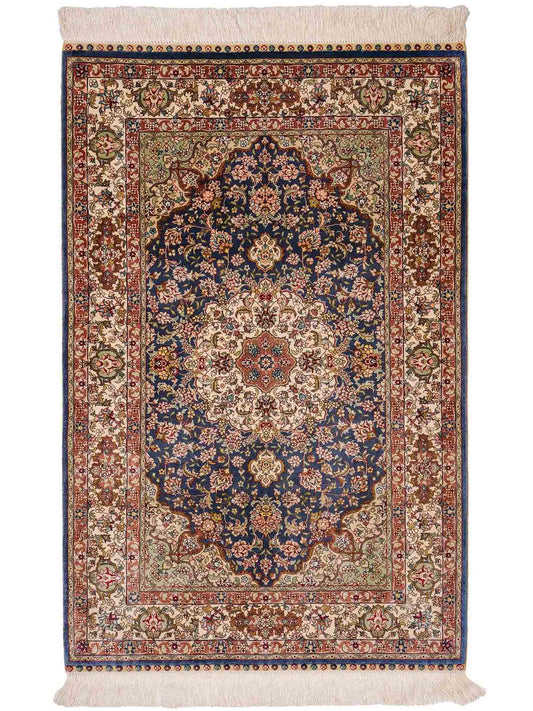 Sehr feiner, handgeknüpfter Khademi Orientteppich mit Ghom Design aus reiner Seide, blau, creme. 123x78 cm. Vertrieb durch Jupiter Intl.