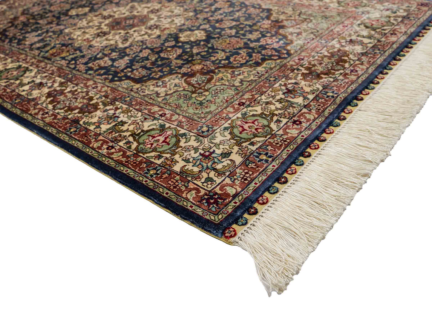 Sehr feiner, handgeknüpfter Khademi Orientteppich mit Ghom Design aus reiner Seide, blau, creme. 123x78 cm. Vertrieb durch Jupiter Intl.