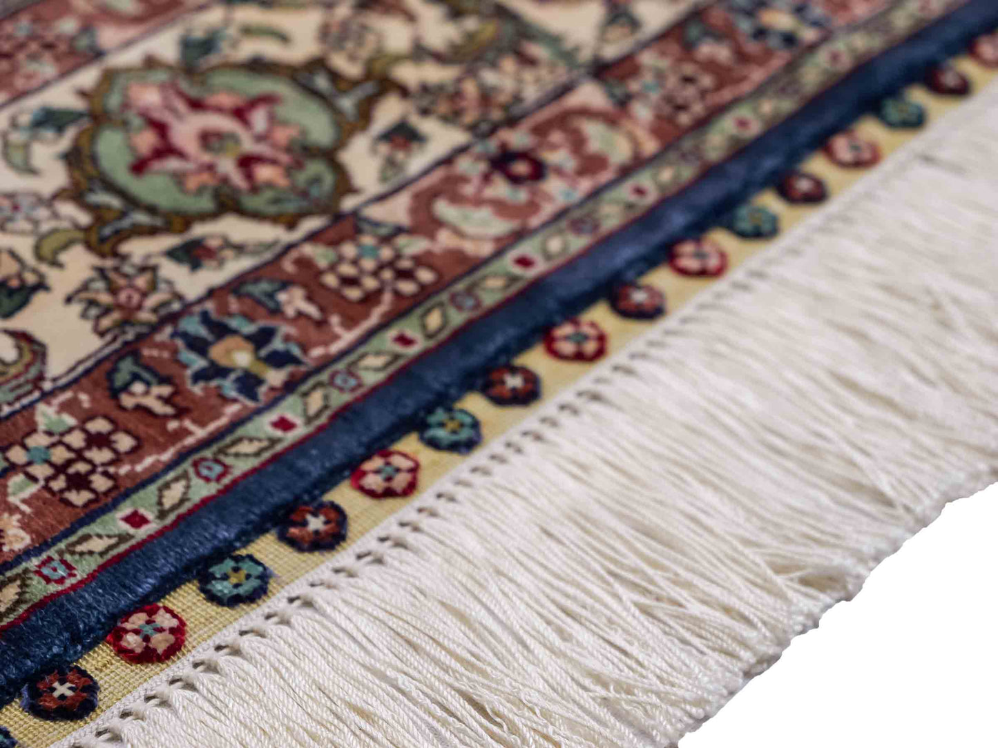 Sehr feiner, handgeknüpfter Khademi Orientteppich mit Ghom Design aus reiner Seide, blau, creme. 123x78 cm. Vertrieb durch Jupiter Intl.