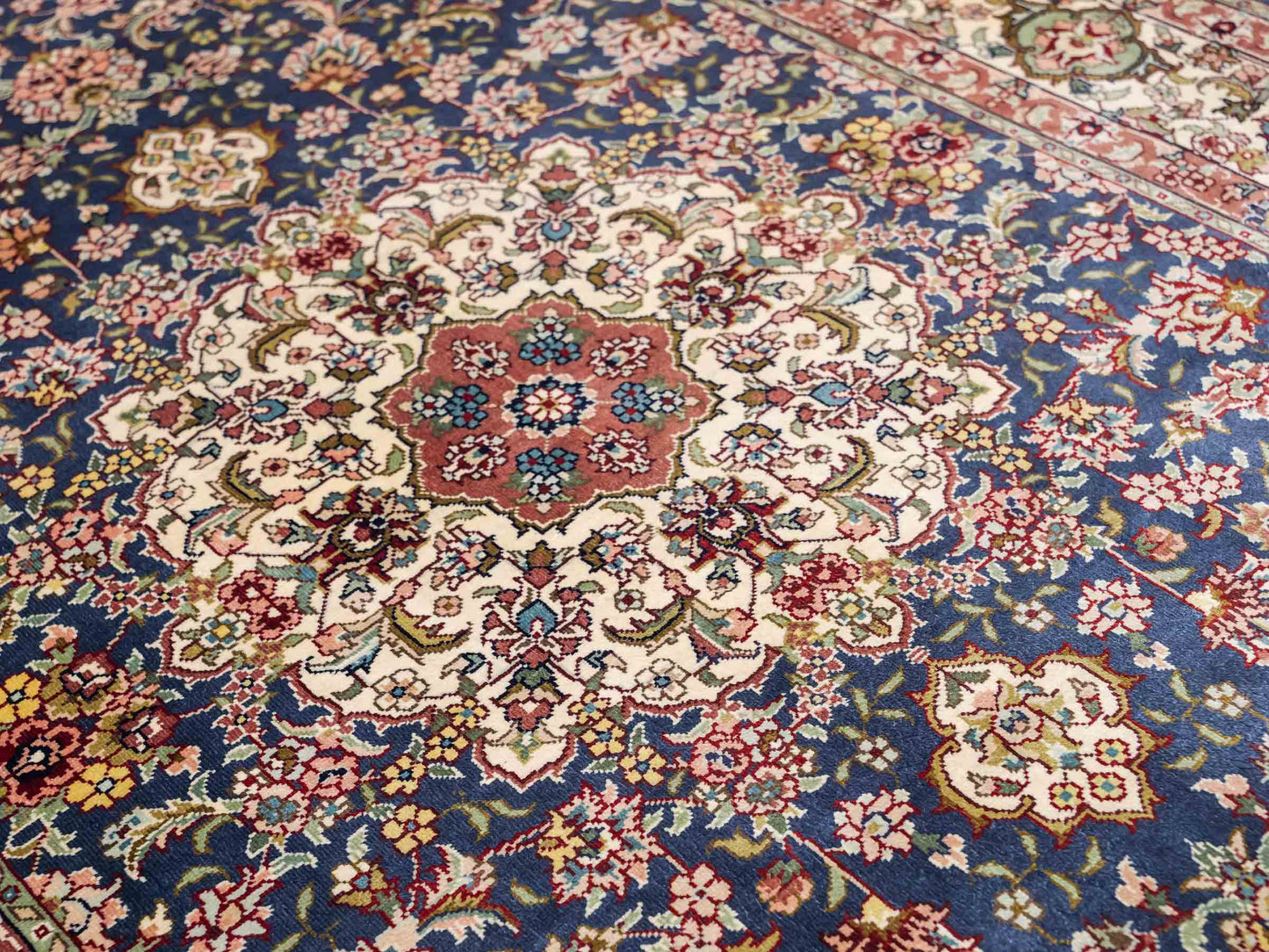 Sehr feiner, handgeknüpfter Khademi Orientteppich mit Ghom Design aus reiner Seide, blau, creme. 123x78 cm. Vertrieb durch Jupiter Intl.