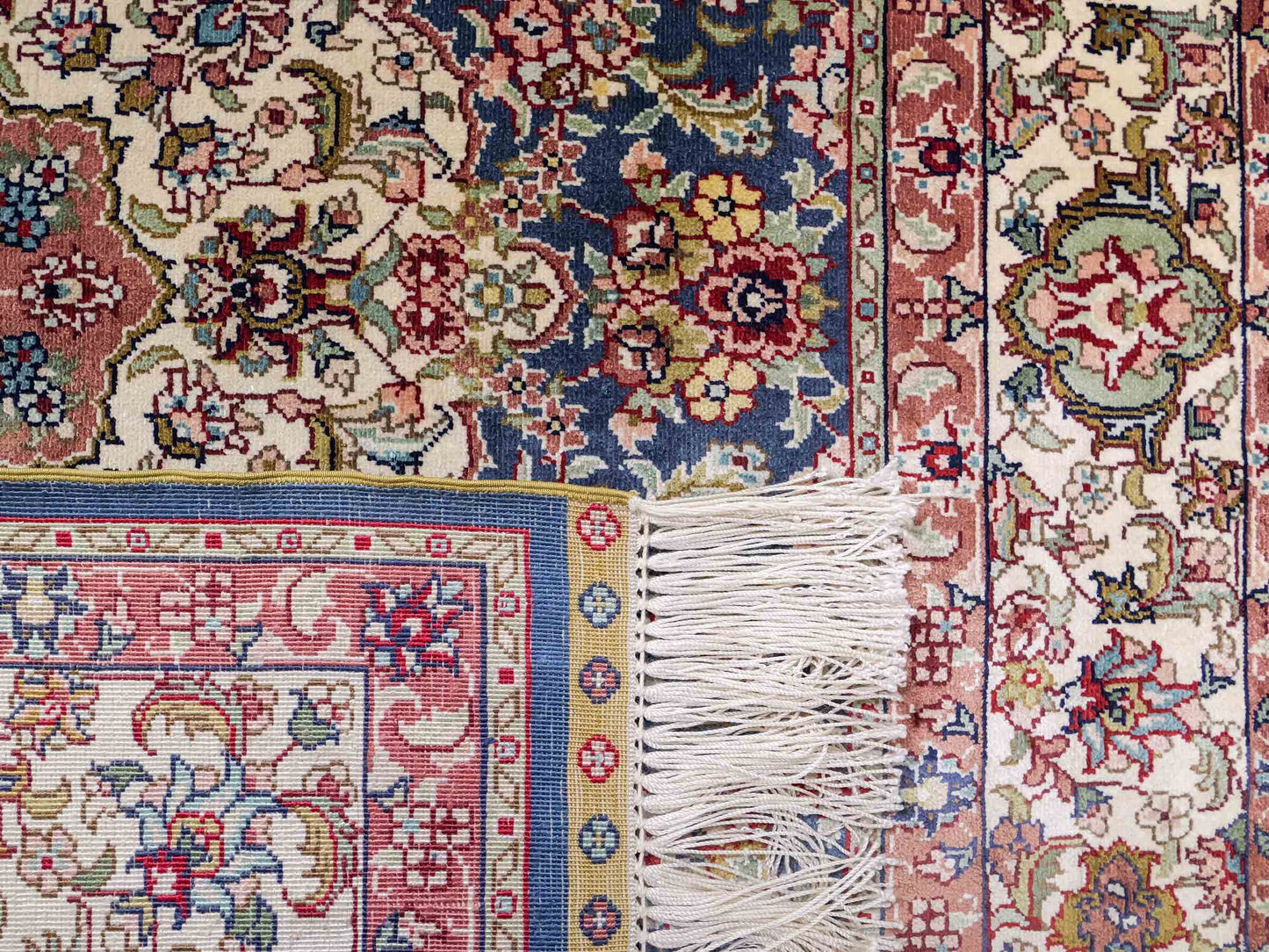 Sehr feiner, handgeknüpfter Khademi Orientteppich mit Ghom Design aus reiner Seide, blau, creme. 123x78 cm. Vertrieb durch Jupiter Intl.