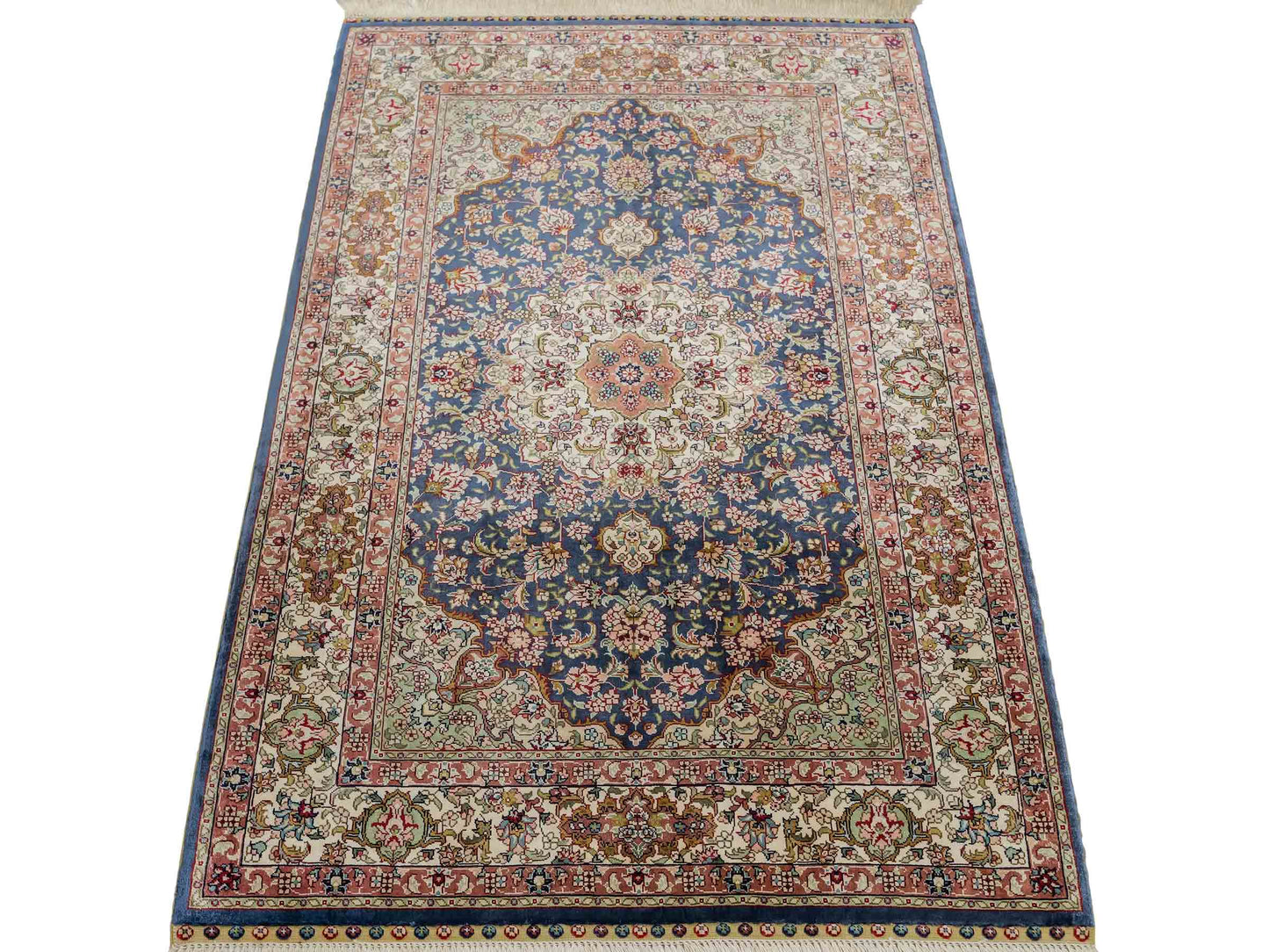 Sehr feiner, handgeknüpfter Khademi Orientteppich mit Ghom Design aus reiner Seide, blau, creme. 123x78 cm. Vertrieb durch Jupiter Intl.