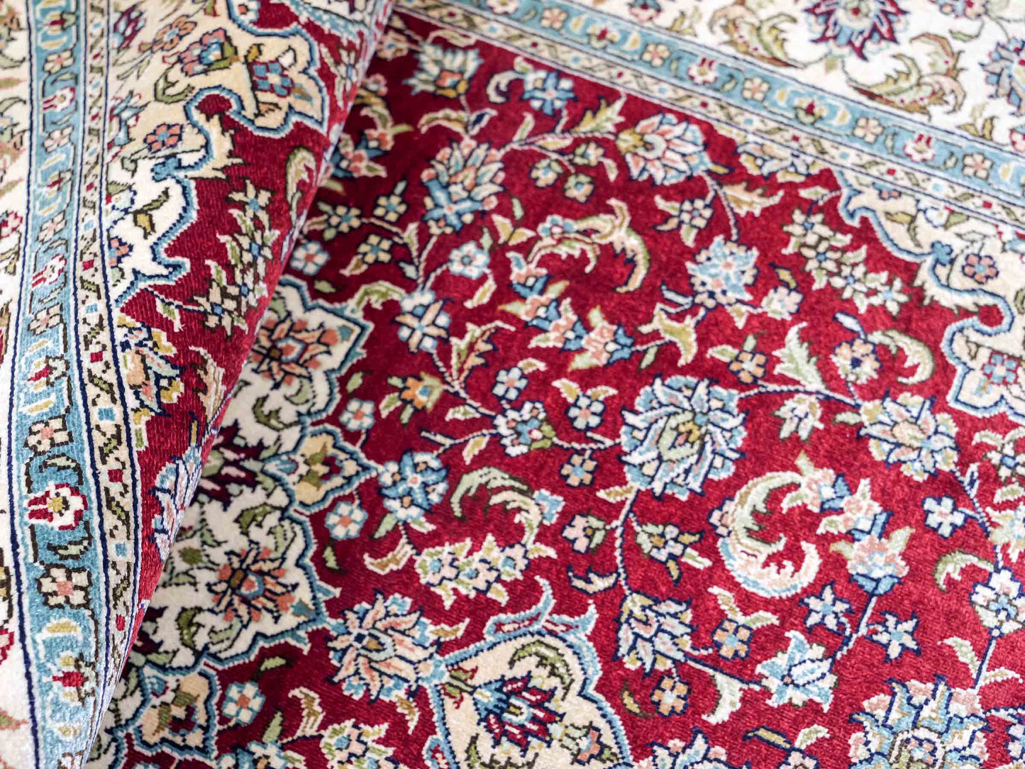 Sehr feiner, handgeknüpfter Khademi Orientteppich mit Ghom Design aus reiner Seide, rot, creme. 124x78 cm. Vertrieb durch Jupiter Intl.