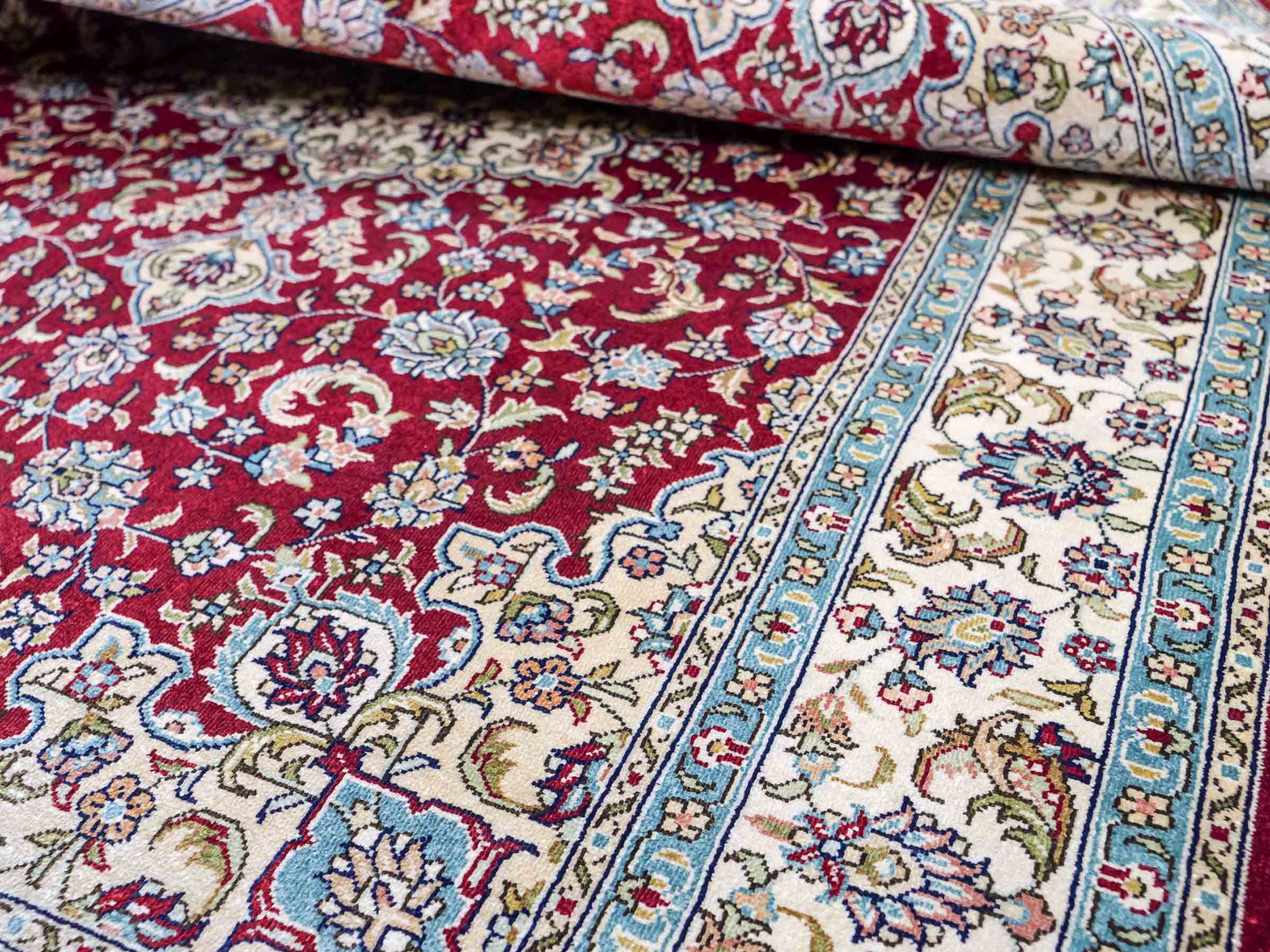 Sehr feiner, handgeknüpfter Khademi Orientteppich mit Ghom Design aus reiner Seide, rot, creme. 124x78 cm. Vertrieb durch Jupiter Intl.