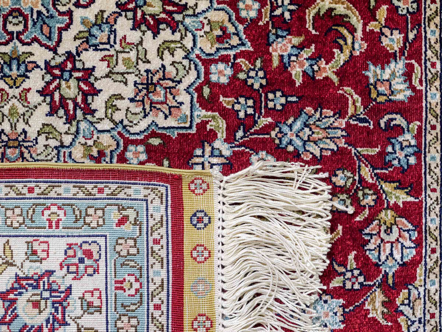 Sehr feiner, handgeknüpfter Khademi Orientteppich mit Ghom Design aus reiner Seide, rot, creme. 124x78 cm. Vertrieb durch Jupiter Intl.