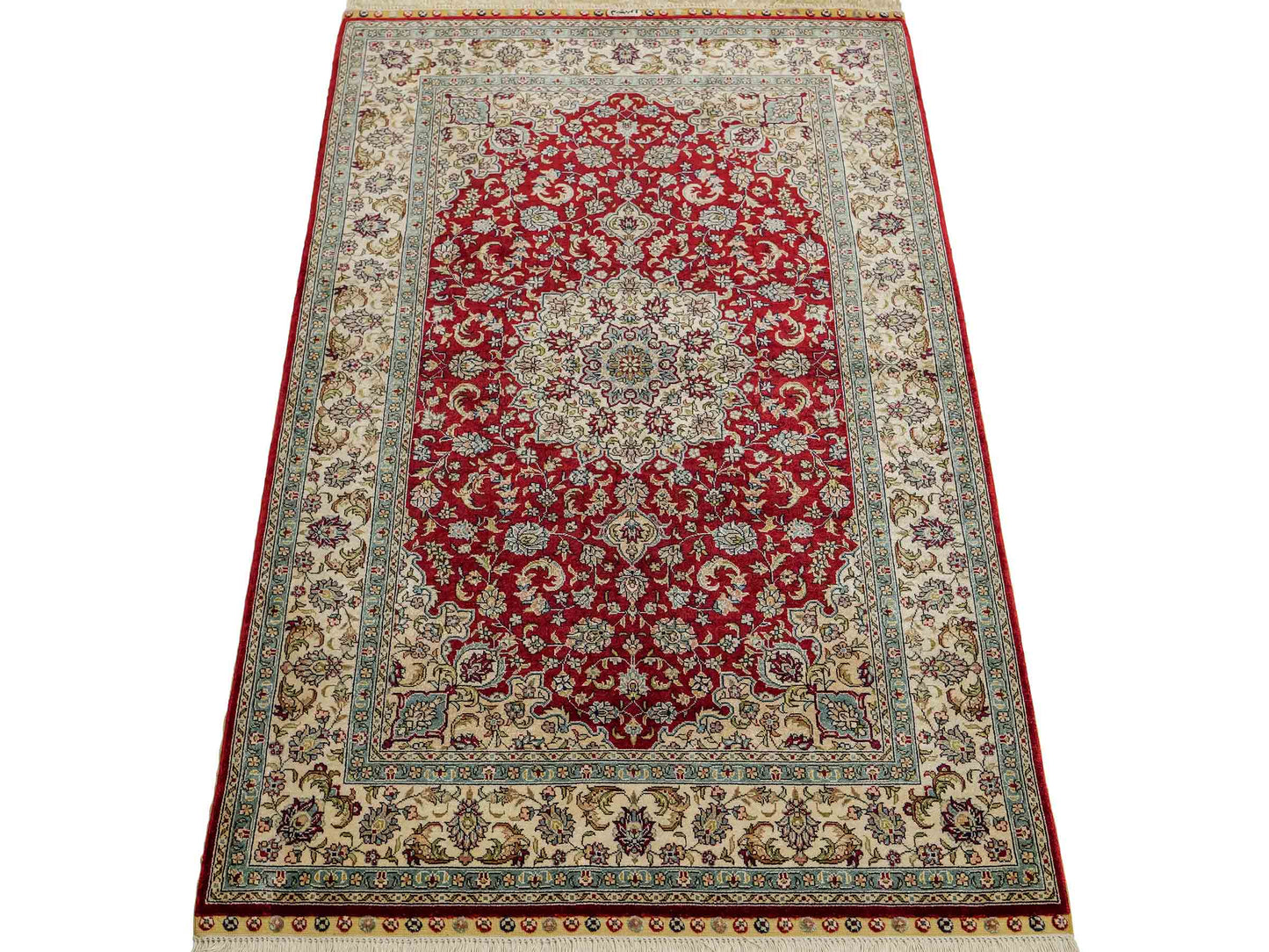 Sehr feiner, handgeknüpfter Khademi Orientteppich mit Ghom Design aus reiner Seide, rot, creme. 124x78 cm. Vertrieb durch Jupiter Intl.
