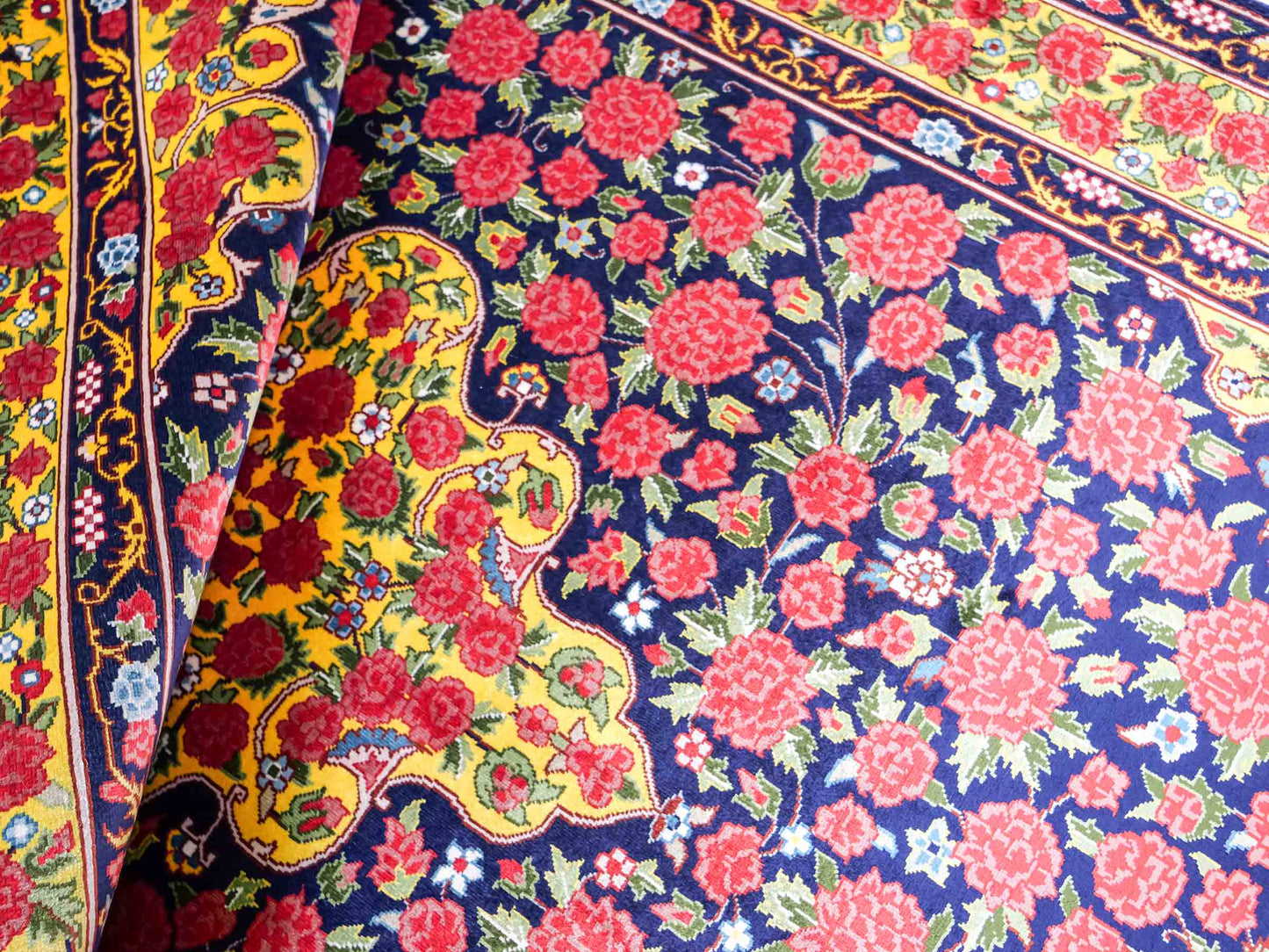 Sehr feiner, handgeknüpfter Khademi Orientteppich mit Ghom Design aus reiner Seide, blau, gelb, rot. 124x78 cm. Vertrieb durch Jupiter Intl.