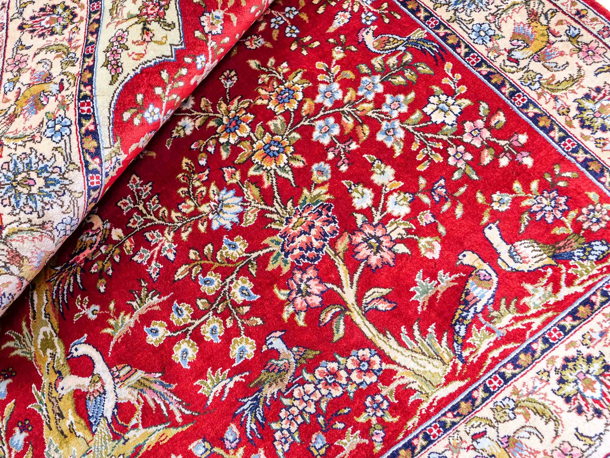 Sehr feiner, handgeknüpfter Khademi Orientteppich mit Ghom Design aus reiner Seide, rot, creme. 124x79 cm. Vertrieb durch Jupiter Intl.