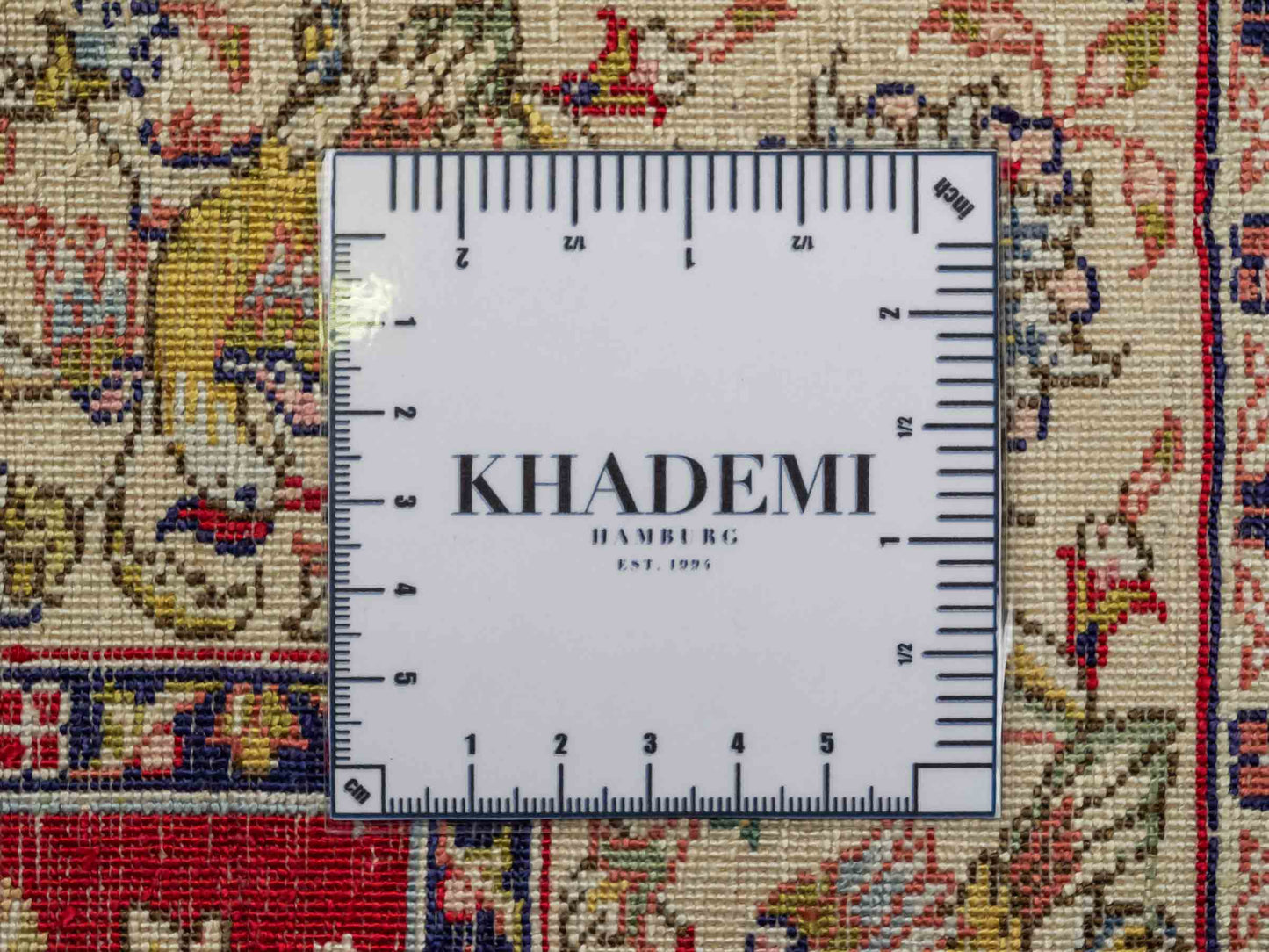Sehr feiner, handgeknüpfter Khademi Orientteppich mit Ghom Design aus reiner Seide, rot, creme. 124x79 cm. Vertrieb durch Jupiter Intl.