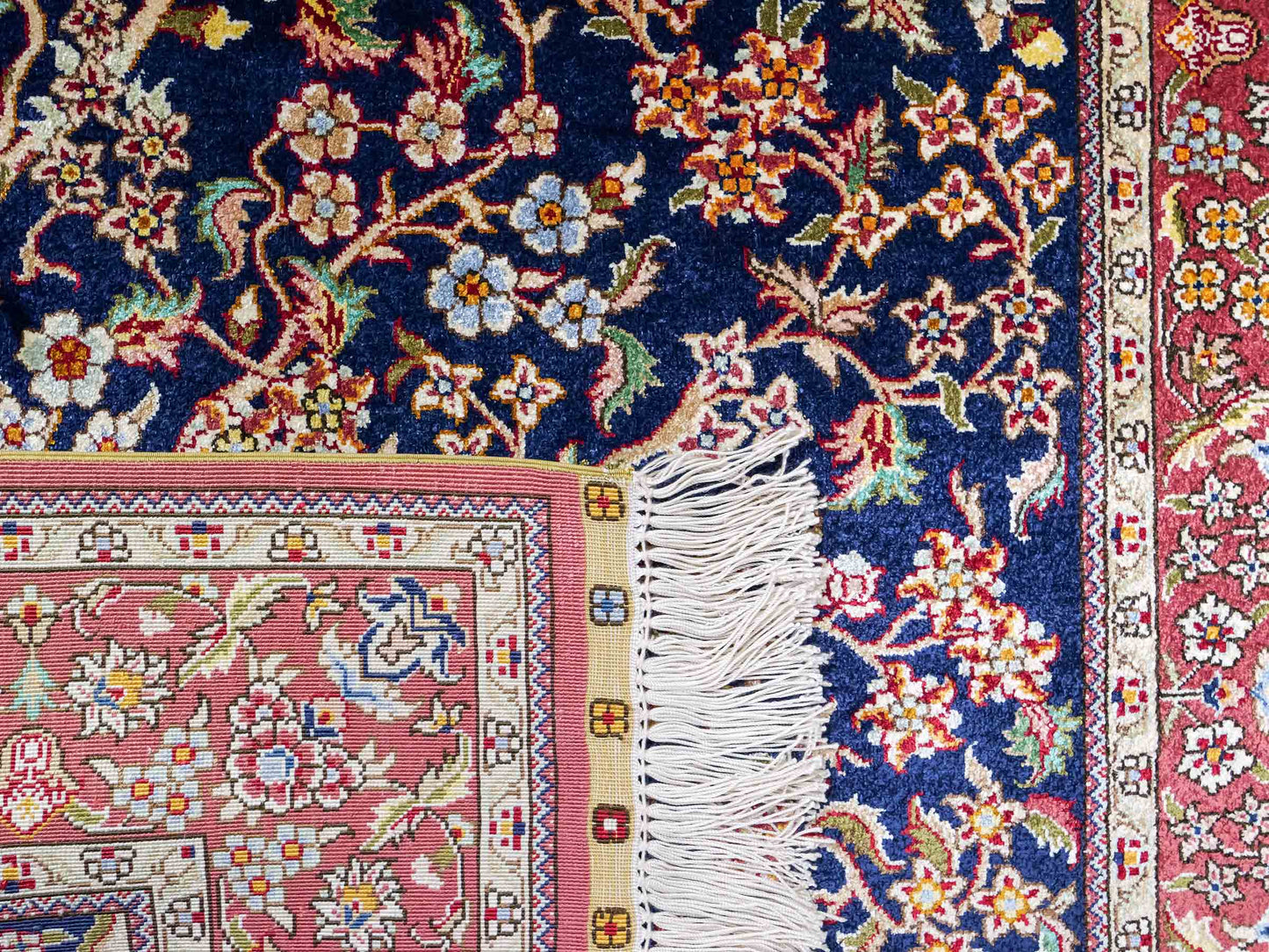 Sehr feiner, handgeknüpfter Khademi Orientteppich mit Ghom Design aus reiner Seide, blau, rot. 124x79 cm. Vertrieb durch Jupiter Intl.