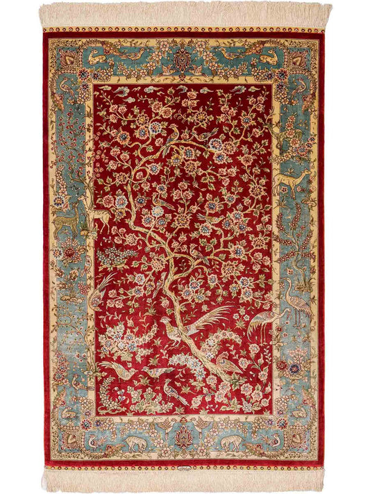 Sehr feiner, handgeknüpfter Khademi Orientteppich mit Ghom Design aus reiner Seide, rot, blau, creme. 124x79 cm. Vertrieb durch Jupiter Intl.