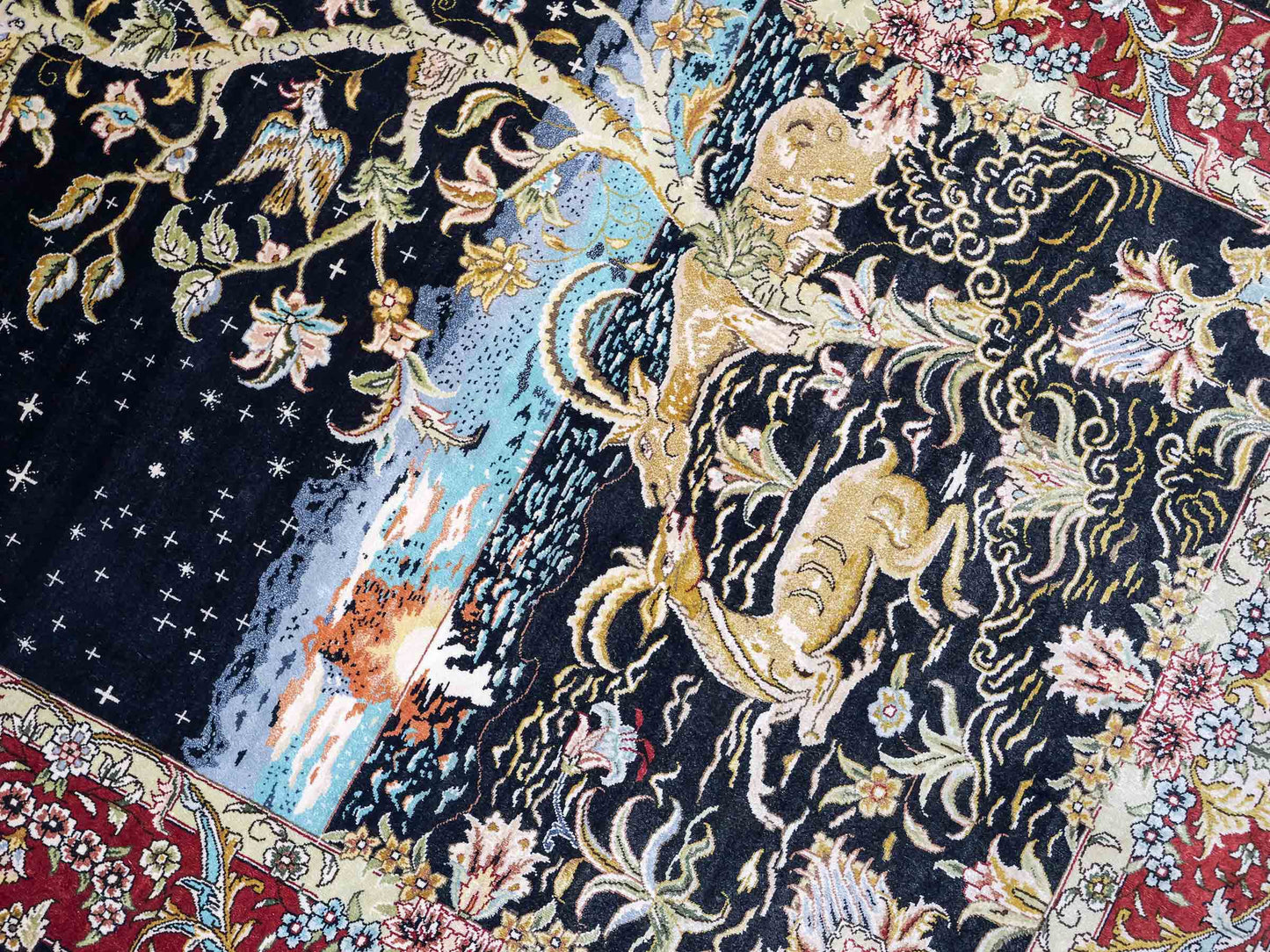 Sehr feiner, handgeknüpfter Khademi Orientteppich mit Ghom Design aus reiner Seide, schwarz, blau, rot, gold. 124x79 cm. Vertrieb durch Jupiter Intl.