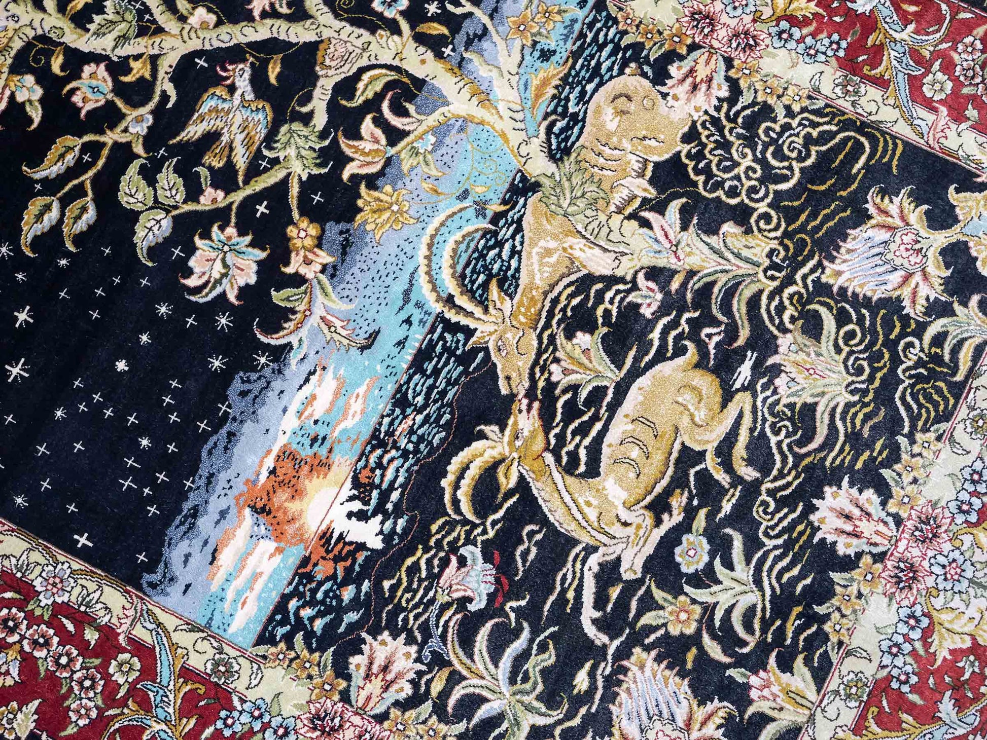 Sehr feiner, handgeknüpfter Khademi Orientteppich mit Ghom Design aus reiner Seide, schwarz, blau, rot, gold. 124x79 cm. Vertrieb durch Jupiter Intl.