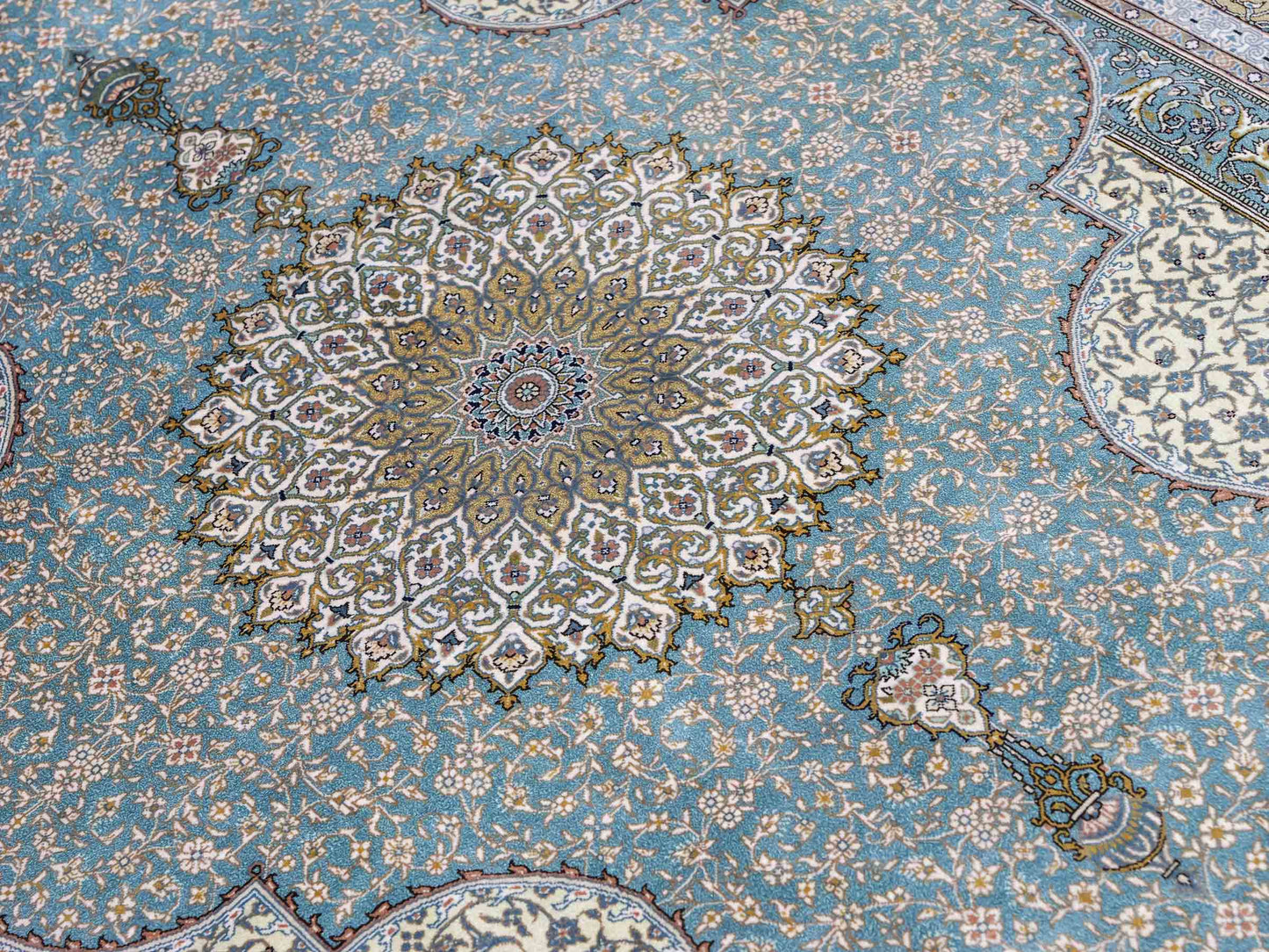 Extrem feiner, handgeknüpfter Khademi Orientteppich mit Ghom Design aus purer Seide, blau, multicolor. 139x93 cm. Vertrieb durch Jupiter Intl.