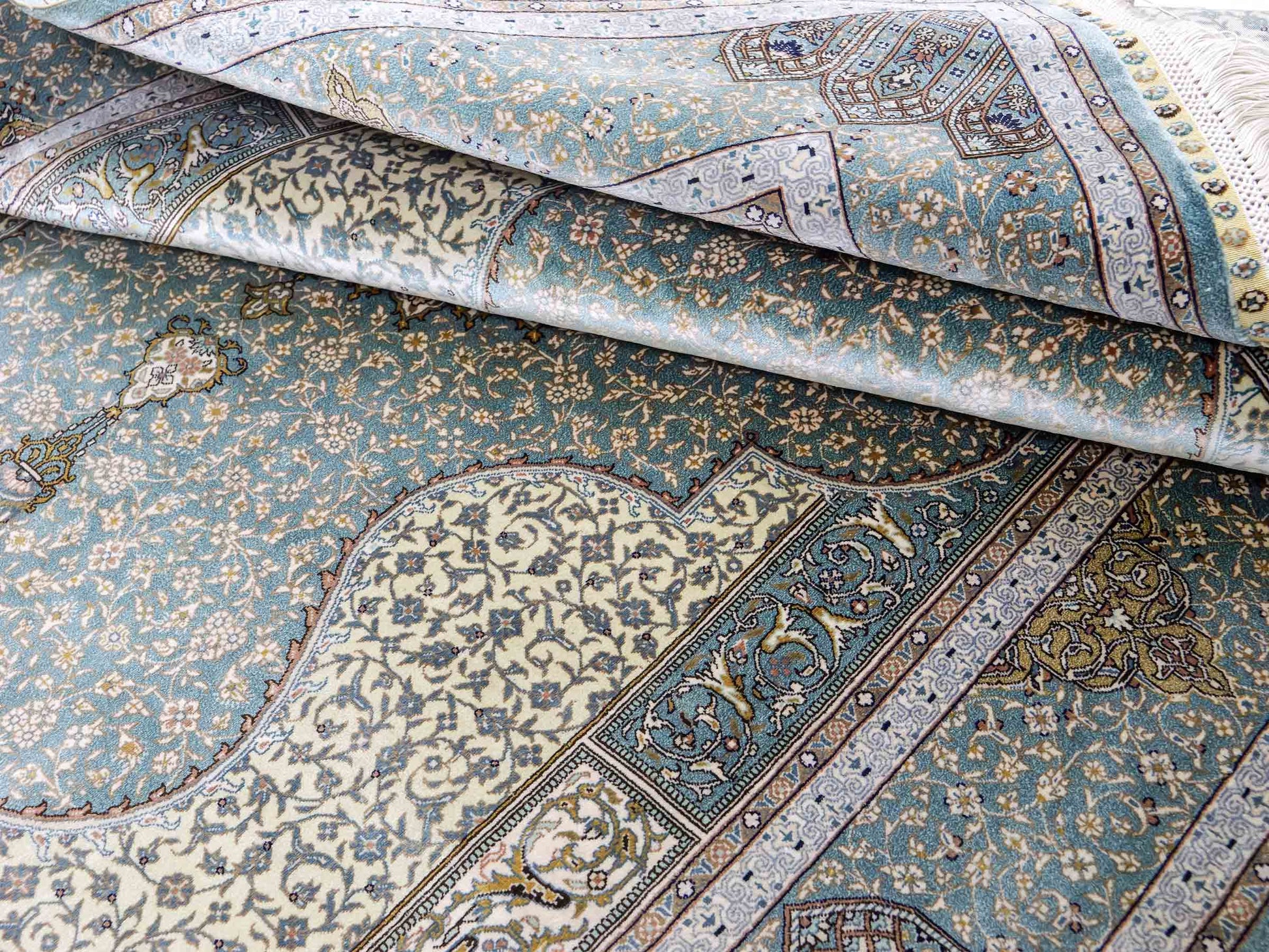 Extrem feiner, handgeknüpfter Khademi Orientteppich mit Ghom Design aus purer Seide, blau, multicolor. 139x93 cm. Vertrieb durch Jupiter Intl.