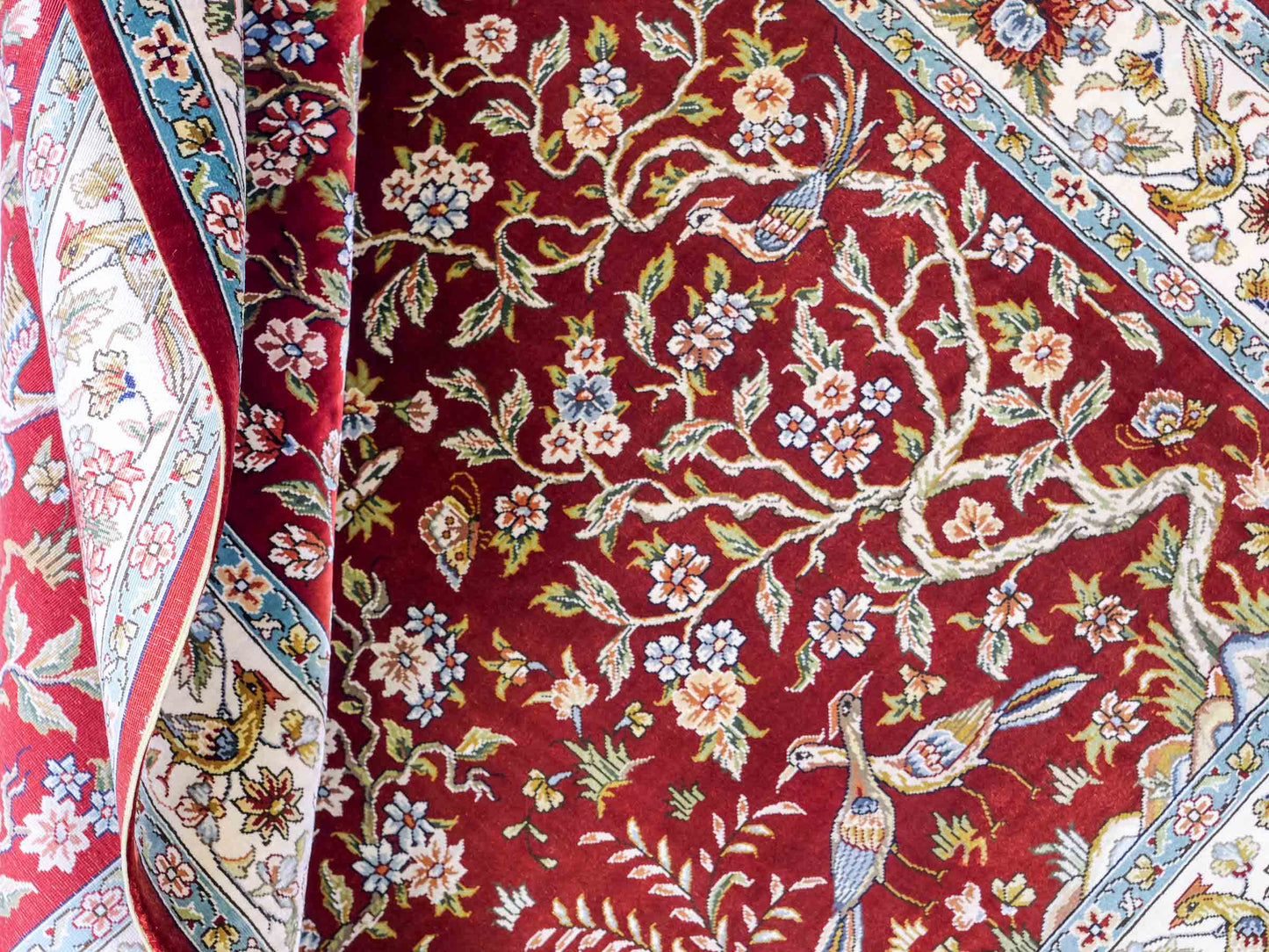 Sehr feiner, handgeknüpfter Khademi Ghom Orientteppich aus Seide, rot, creme. 139x94 cm. Vertrieb durch Jupiter Intl.