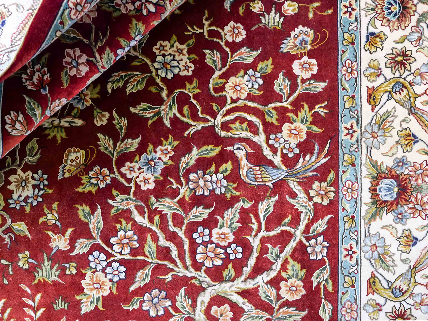 Sehr feiner, handgeknüpfter Khademi Ghom Orientteppich aus Seide, rot, creme. 139x94 cm. Vertrieb durch Jupiter Intl.