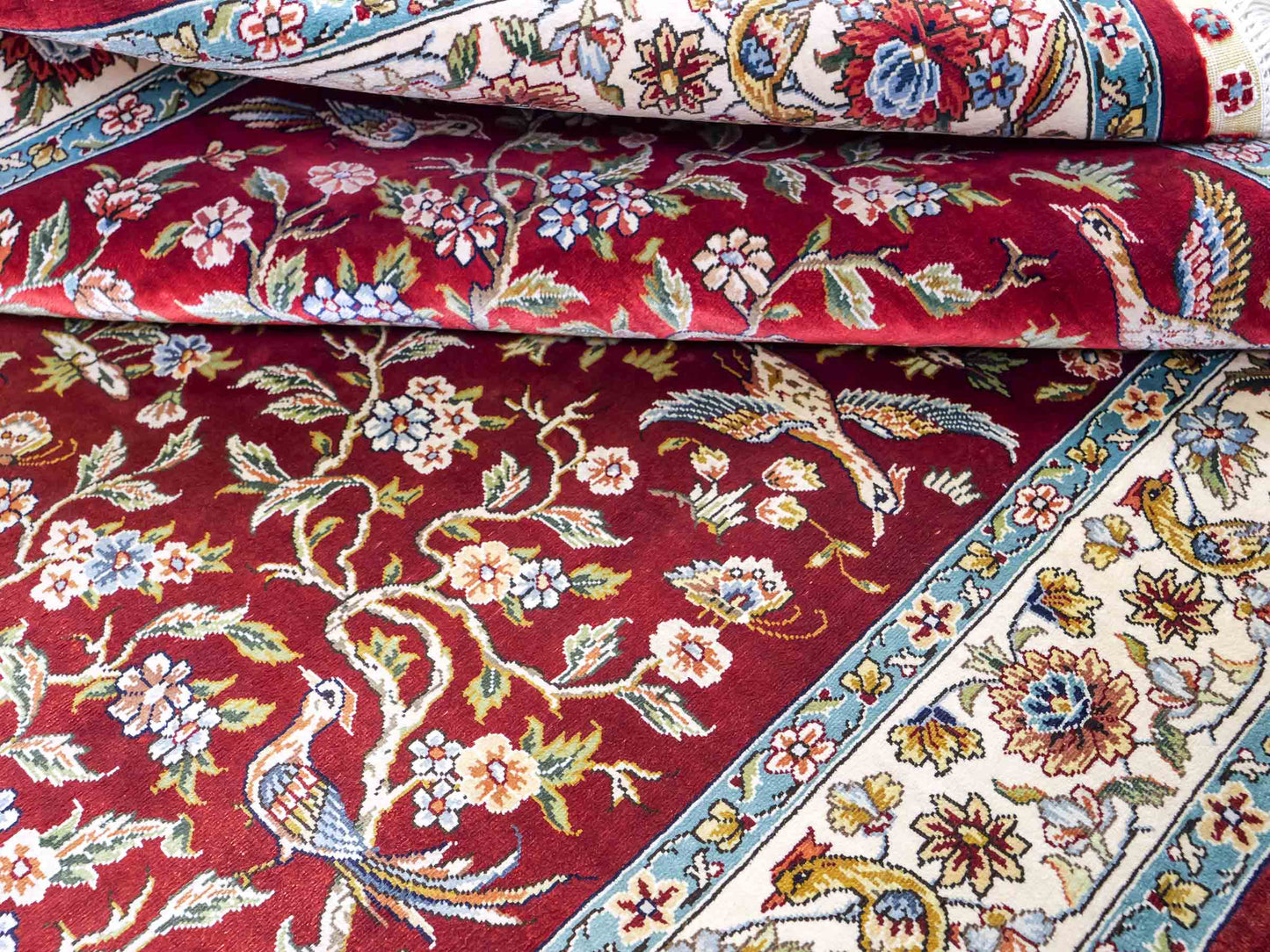 Sehr feiner, handgeknüpfter Khademi Ghom Orientteppich aus Seide, rot, creme. 139x94 cm. Vertrieb durch Jupiter Intl.