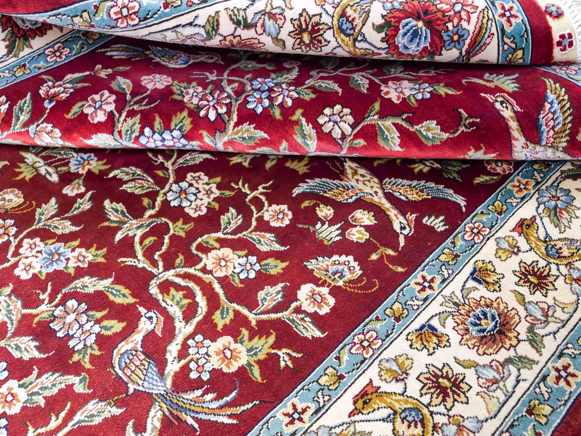 Sehr feiner, handgeknüpfter Khademi Ghom Orientteppich aus Seide, rot, creme. 139x94 cm. Vertrieb durch Jupiter Intl.