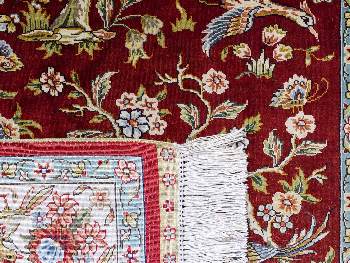 Sehr feiner, handgeknüpfter Khademi Ghom Orientteppich aus Seide, rot, creme. 139x94 cm. Vertrieb durch Jupiter Intl.