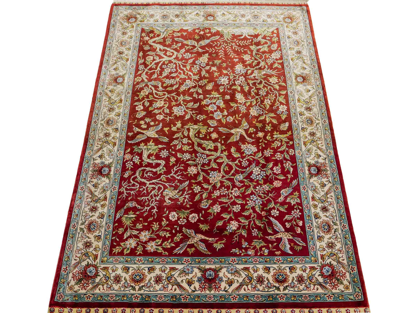Sehr feiner, handgeknüpfter Khademi Ghom Orientteppich aus Seide, rot, creme. 139x94 cm. Vertrieb durch Jupiter Intl.
