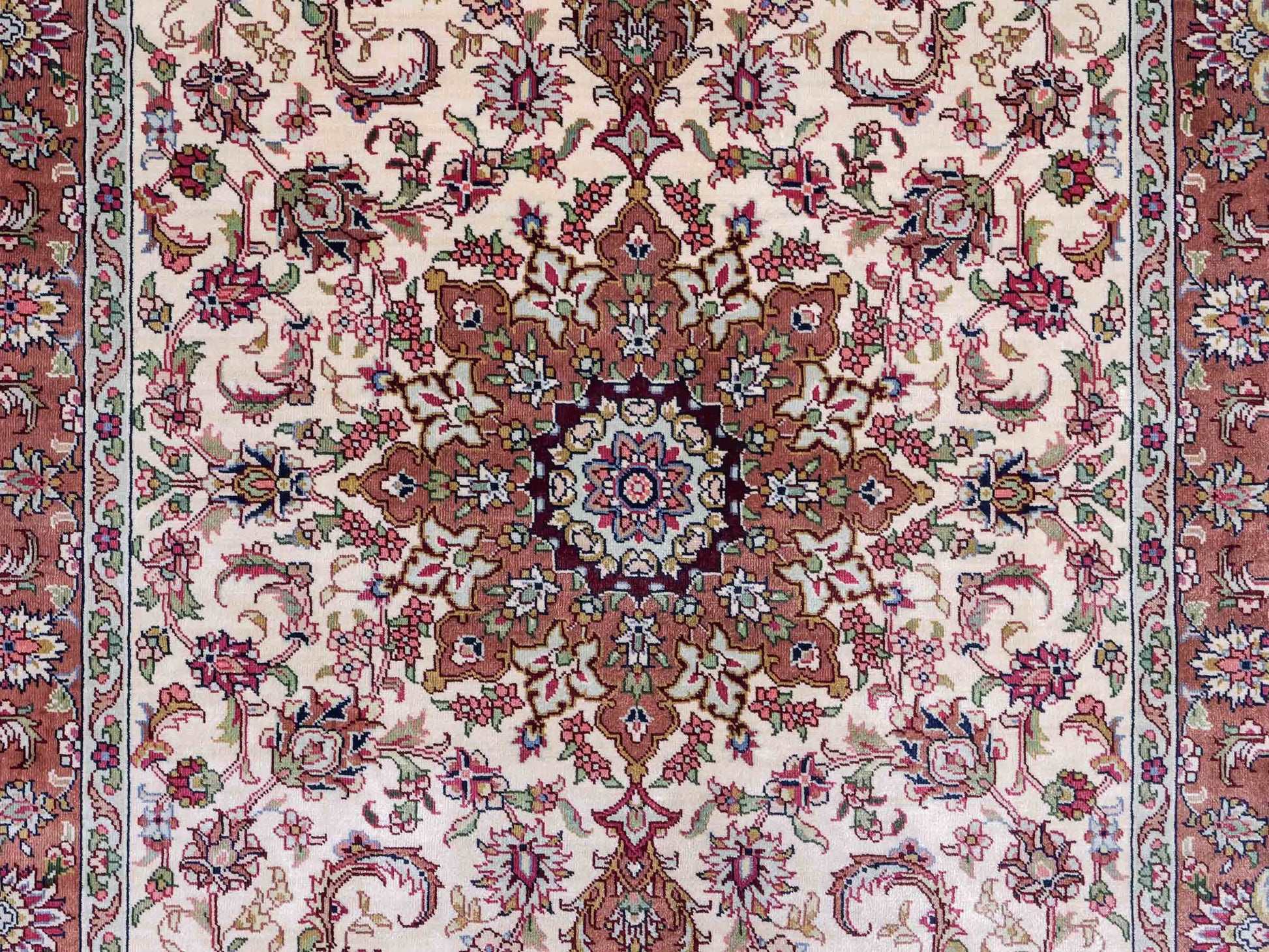 Sehr feiner, handgeknüpfter Khademi Läufer Orientteppich mit Ghom Design aus reiner Seide, creme, rosa. 140x71 cm. Vertrieb durch Jupiter Intl.