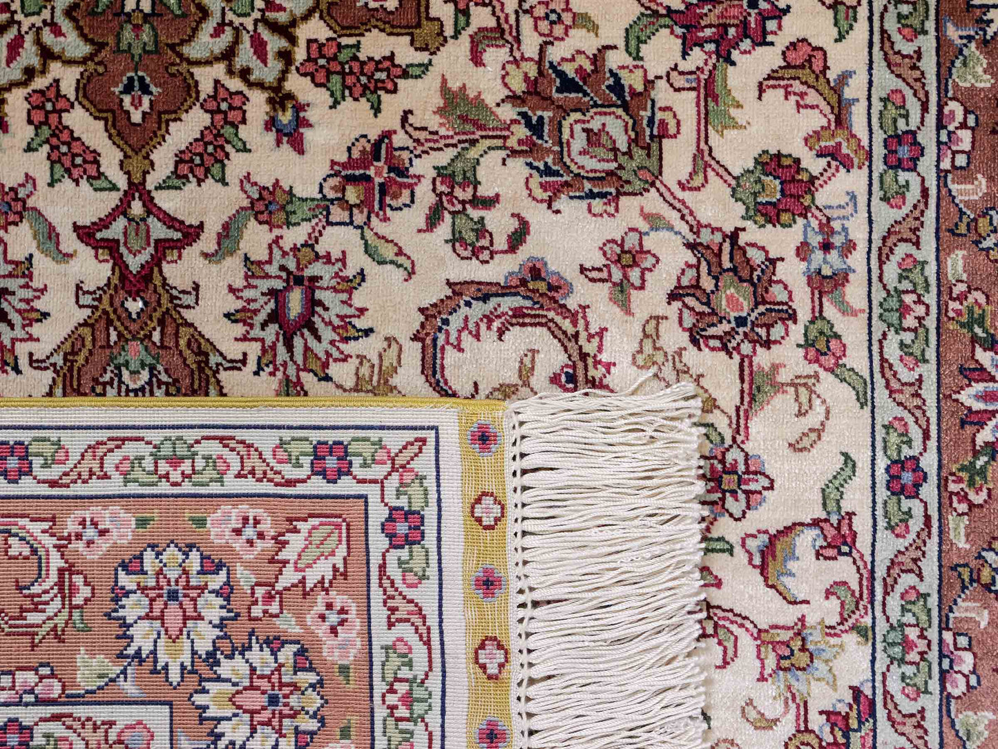 Sehr feiner, handgeknüpfter Khademi Läufer Orientteppich mit Ghom Design aus reiner Seide, creme, rosa. 140x71 cm. Vertrieb durch Jupiter Intl.