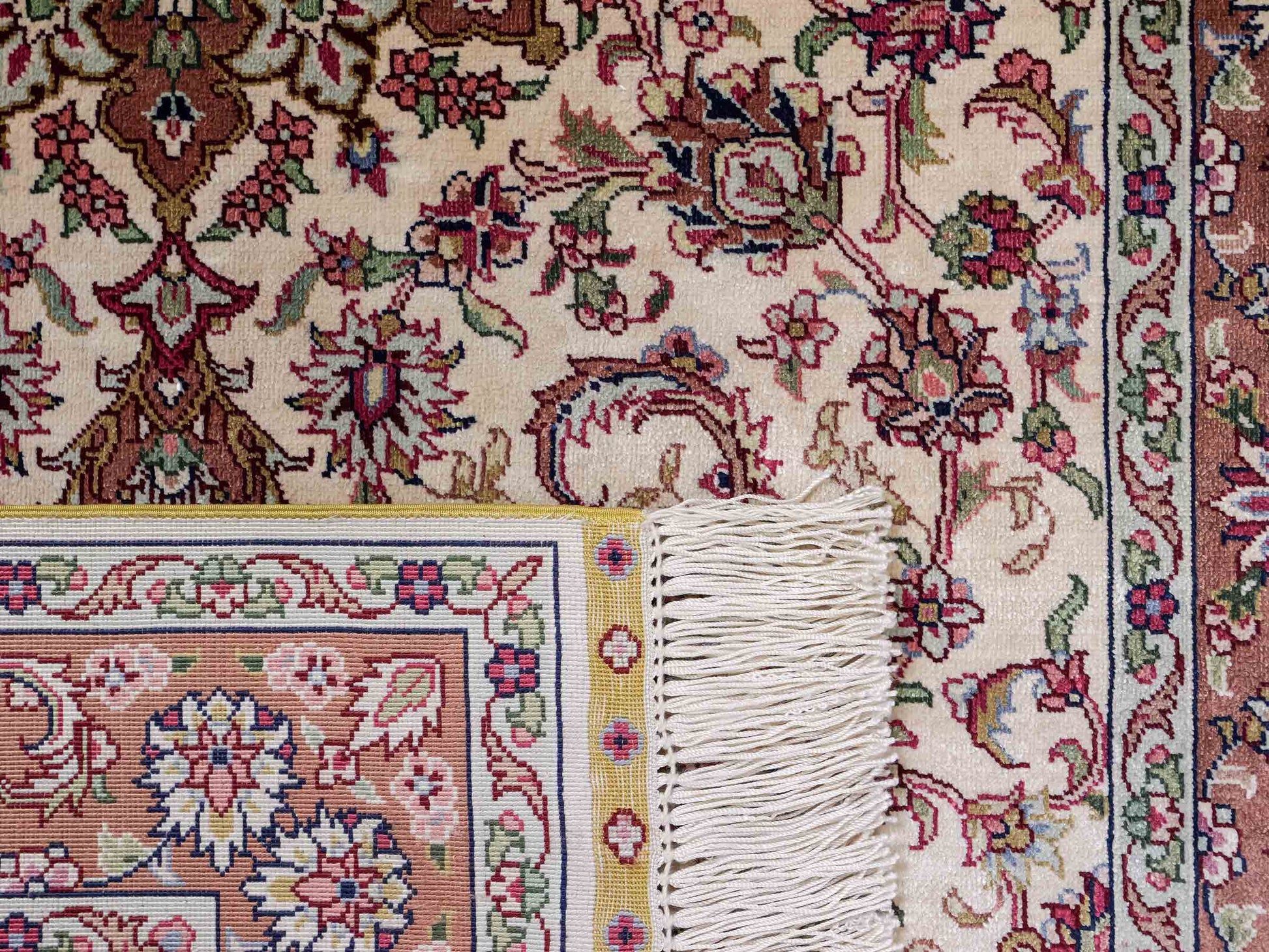 Sehr feiner, handgeknüpfter Khademi Läufer Orientteppich mit Ghom Design aus reiner Seide, creme, rosa. 140x71 cm. Vertrieb durch Jupiter Intl.