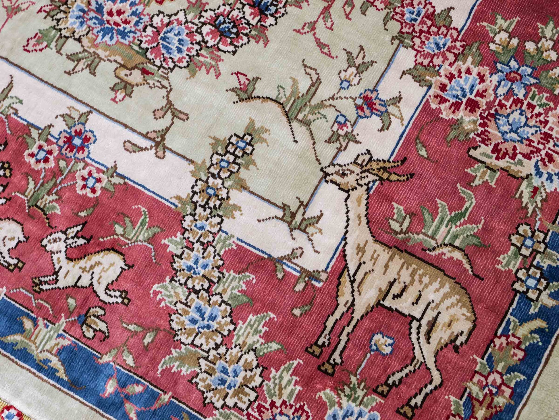 Sehr feiner, handgeknüpfter, chinesischer Ghom Orientteppich aus Seide, creme, rosa, blau. 140x93 cm. Verkauf durch Jupiter Intl.