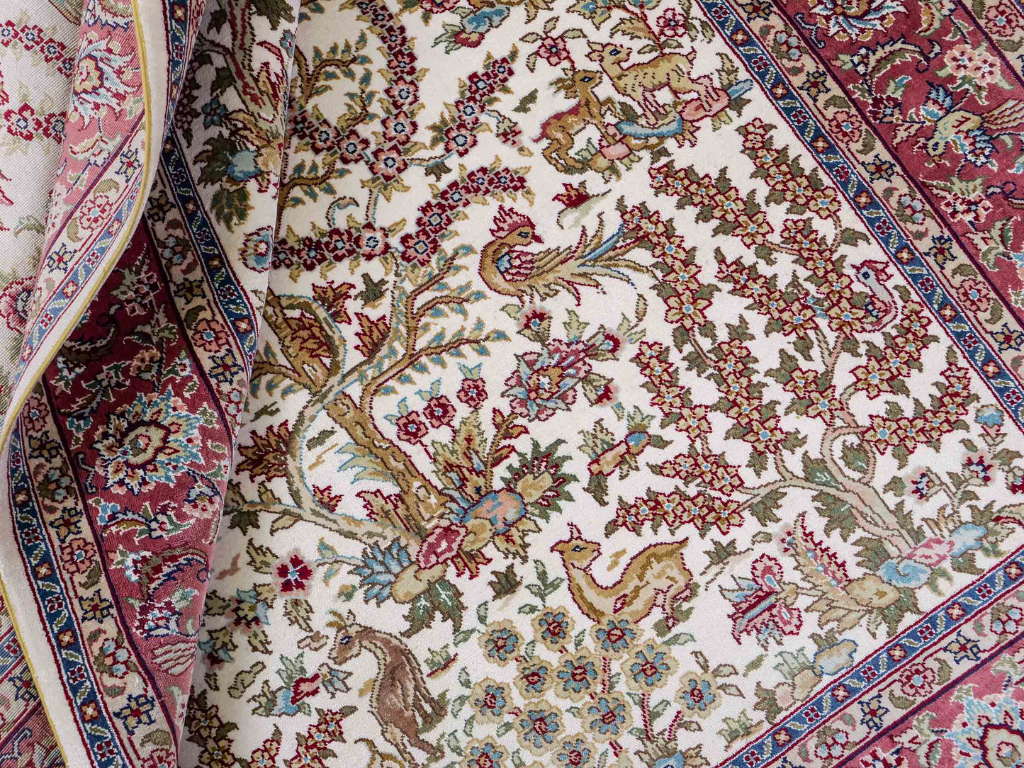 Sehr feiner, handgeknüpfter Khademi Orientteppich mit Ghom Design aus reiner Seide, creme, weiß, rosa. 140x94 cm. Vertrieb durch Jupiter Intl.