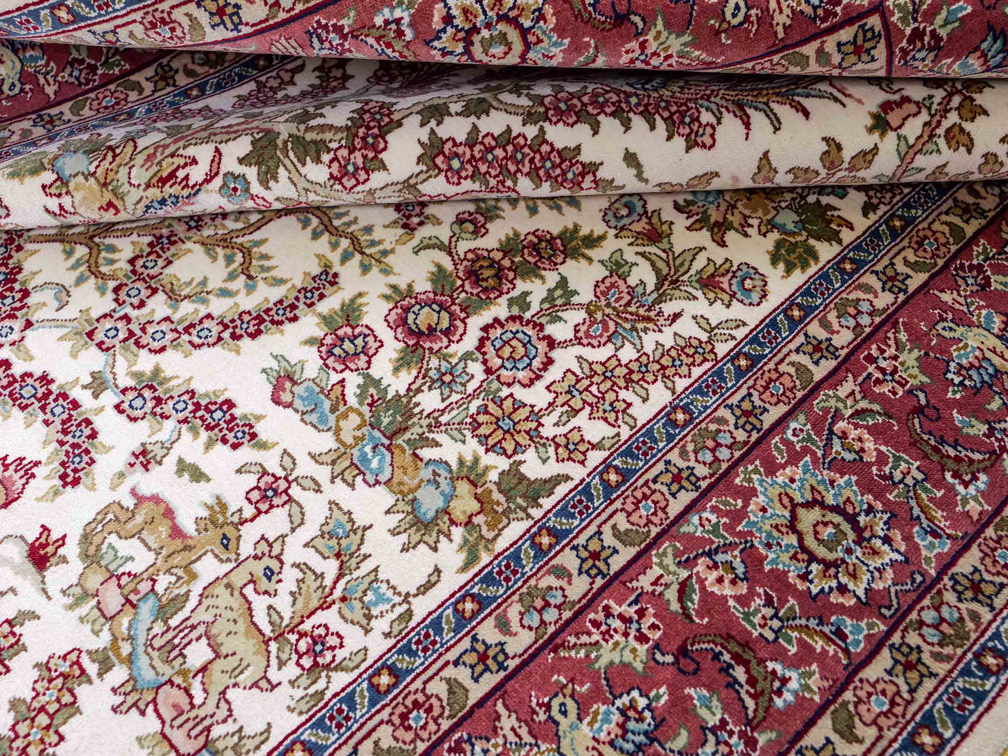 Sehr feiner, handgeknüpfter Khademi Orientteppich mit Ghom Design aus reiner Seide, creme, weiß, rosa. 140x94 cm. Vertrieb durch Jupiter Intl.
