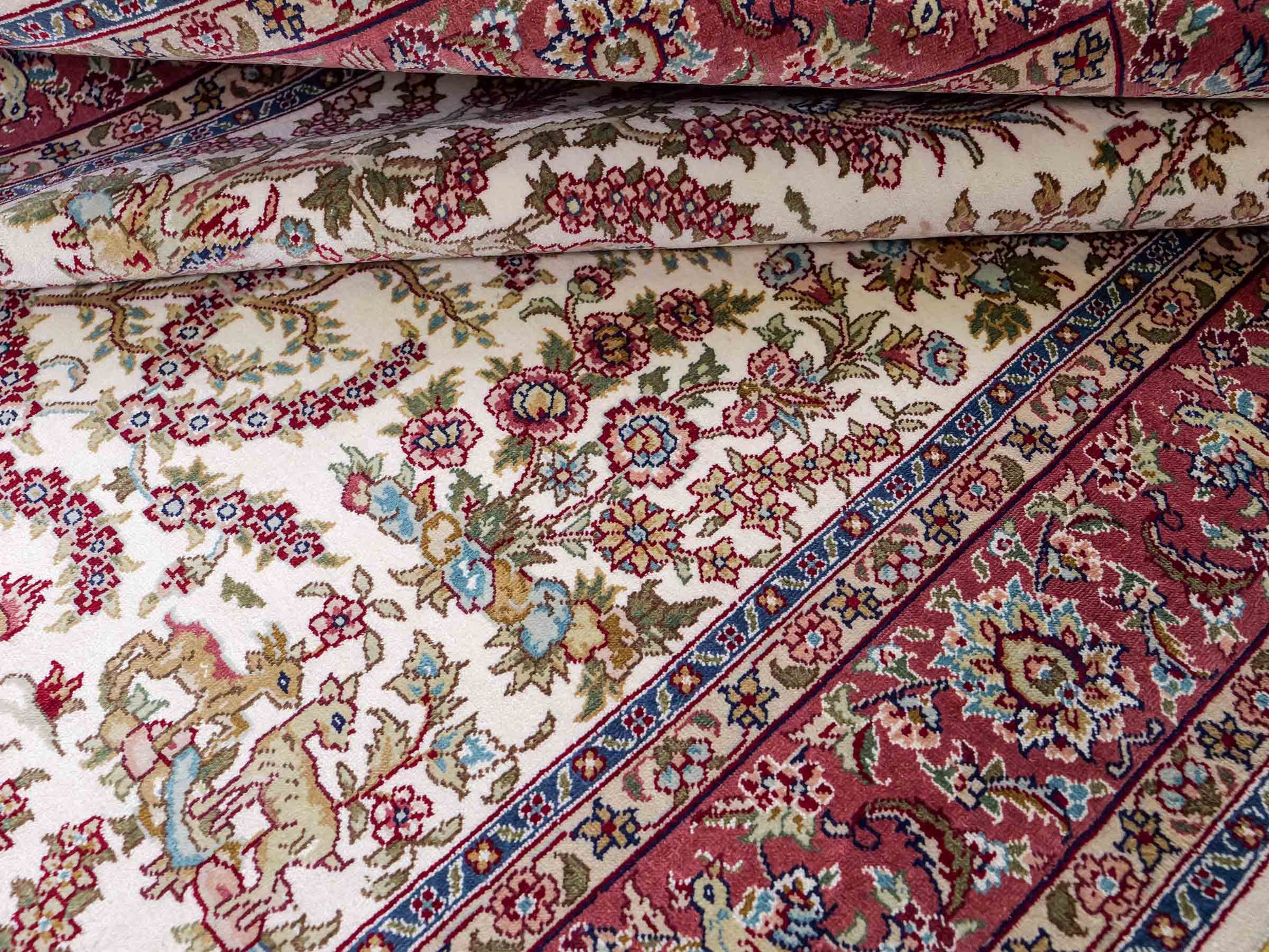 Sehr feiner, handgeknüpfter Khademi Orientteppich mit Ghom Design aus reiner Seide, creme, weiß, rosa. 140x94 cm. Vertrieb durch Jupiter Intl.