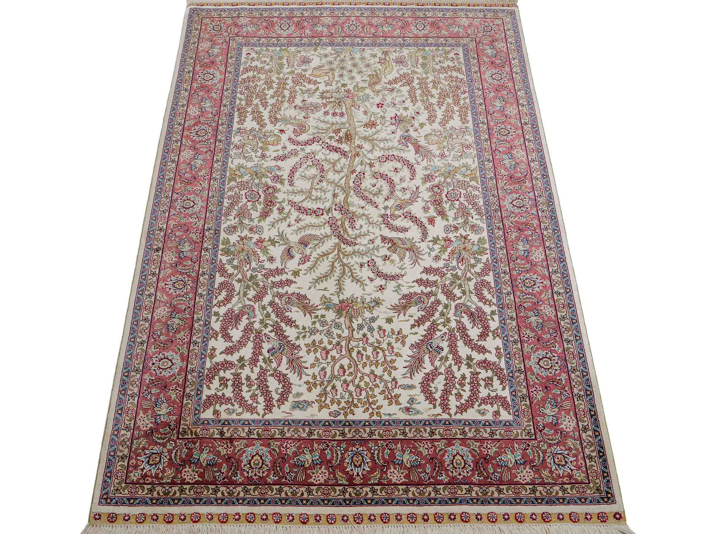 Sehr feiner, handgeknüpfter Khademi Orientteppich mit Ghom Design aus reiner Seide, creme, weiß, rosa. 140x94 cm. Vertrieb durch Jupiter Intl.