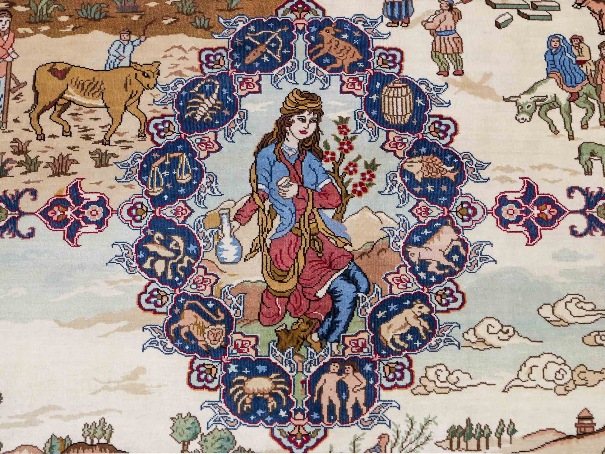 Sehr feiner, handgeknüpfter Khademi Orientteppich mit Ghom Design aus Seide, creme, rot, blau. 140x94 cm. Vertrieb durch Jupiter Intl.