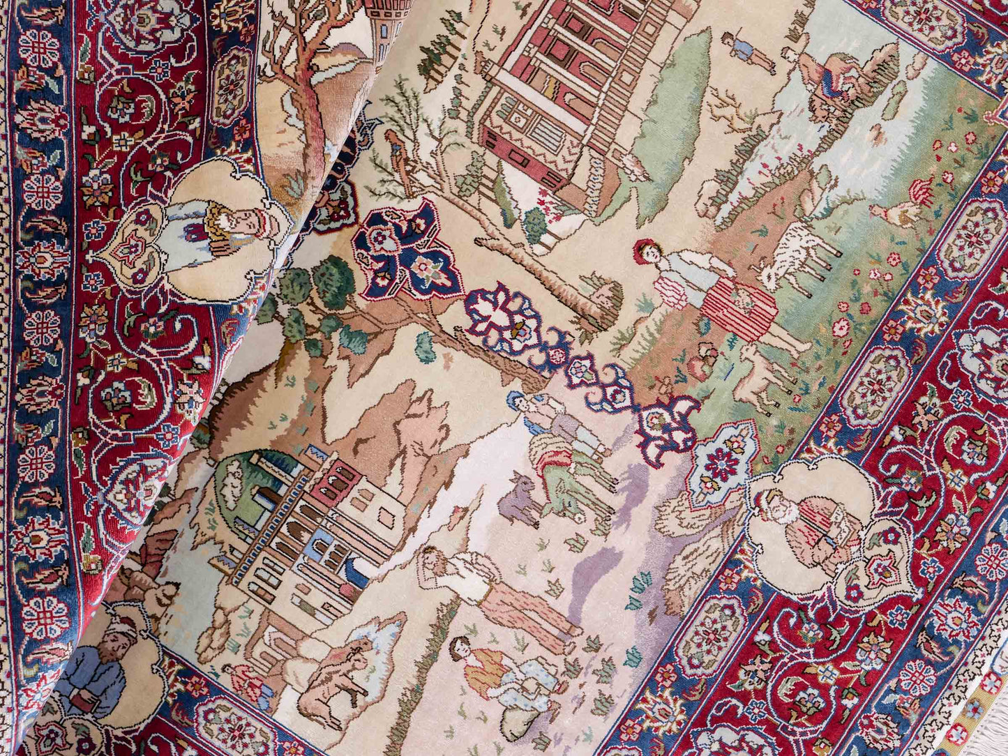 Sehr feiner, handgeknüpfter Khademi Orientteppich mit Ghom Design aus Seide, creme, rot, blau. 140x94 cm. Vertrieb durch Jupiter Intl.