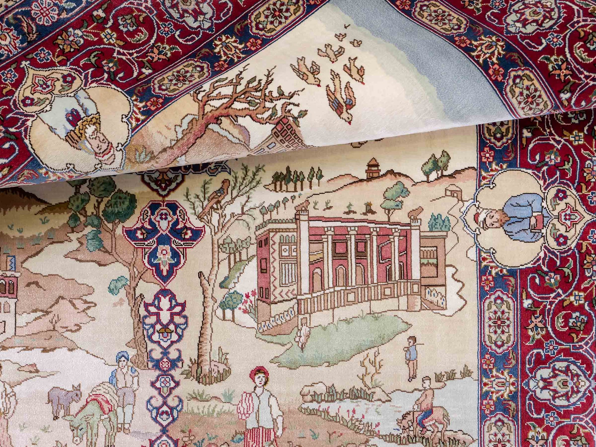 Sehr feiner, handgeknüpfter Khademi Orientteppich mit Ghom Design aus Seide, creme, rot, blau. 140x94 cm. Vertrieb durch Jupiter Intl.
