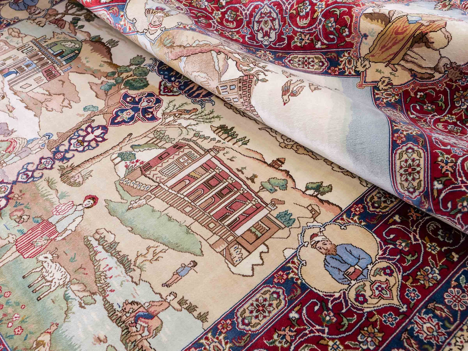 Sehr feiner, handgeknüpfter Khademi Orientteppich mit Ghom Design aus Seide, creme, rot, blau. 140x94 cm. Vertrieb durch Jupiter Intl.